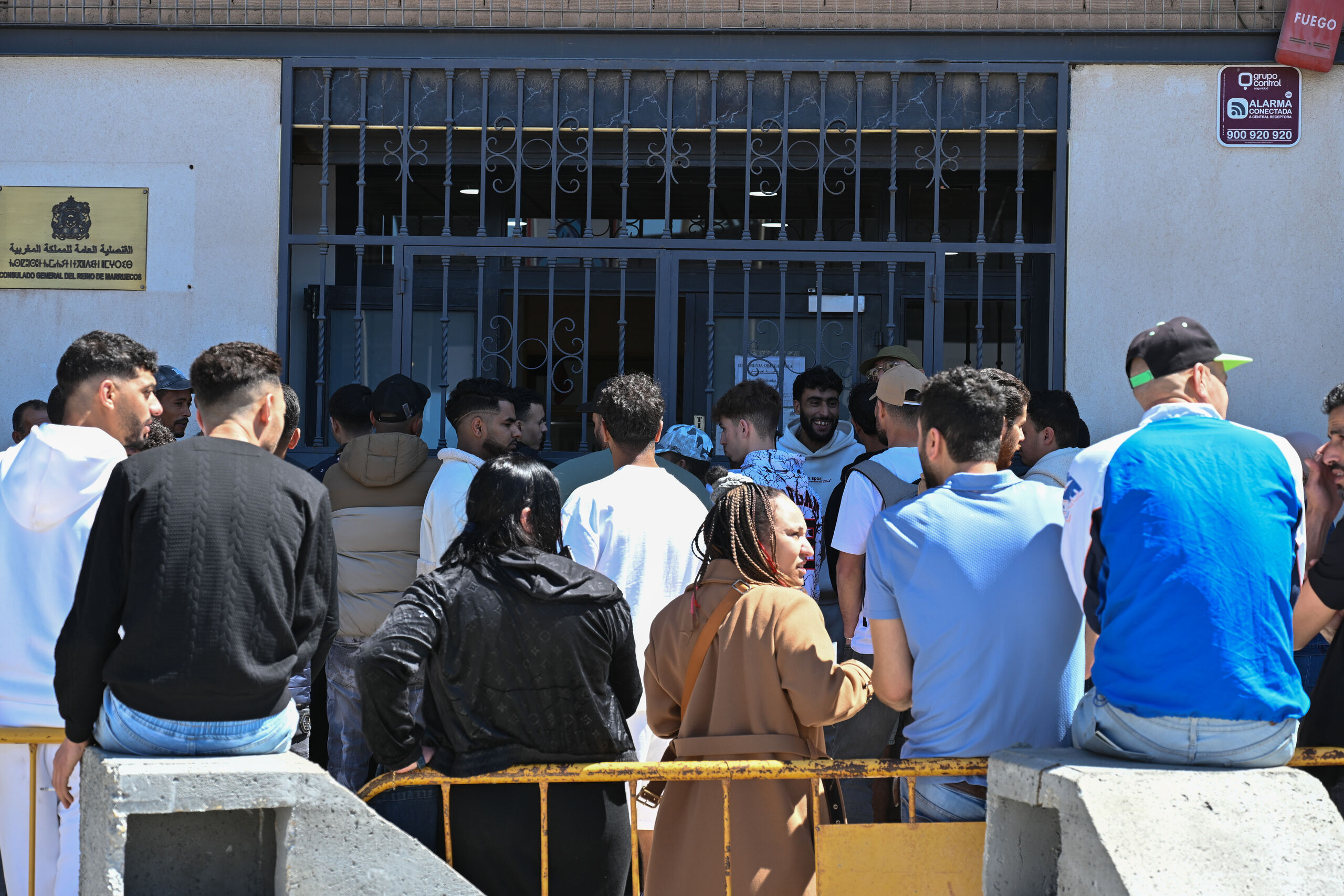 Los inmigrantes presentan más de 60.000 solicitudes de regularización en los primeros días