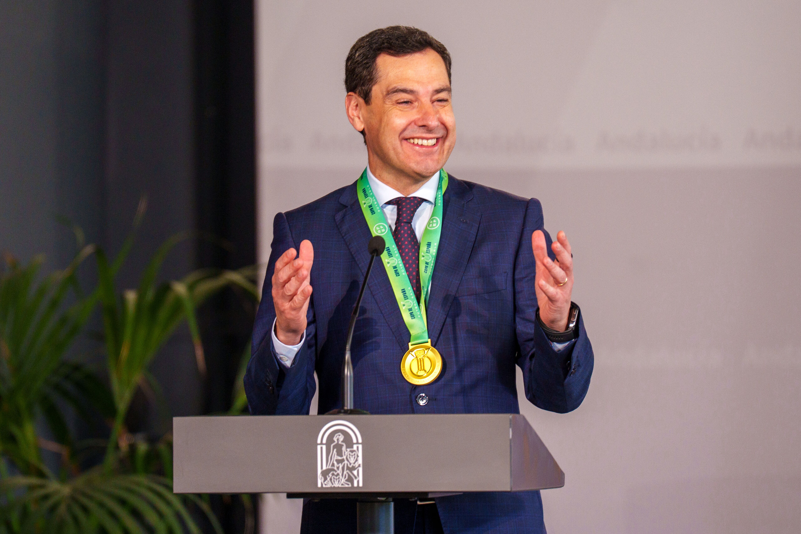 Nueva encuesta para las elecciones andaluzas: Moreno acaricia la mayoría absoluta y se confirma la hecatombe socialista