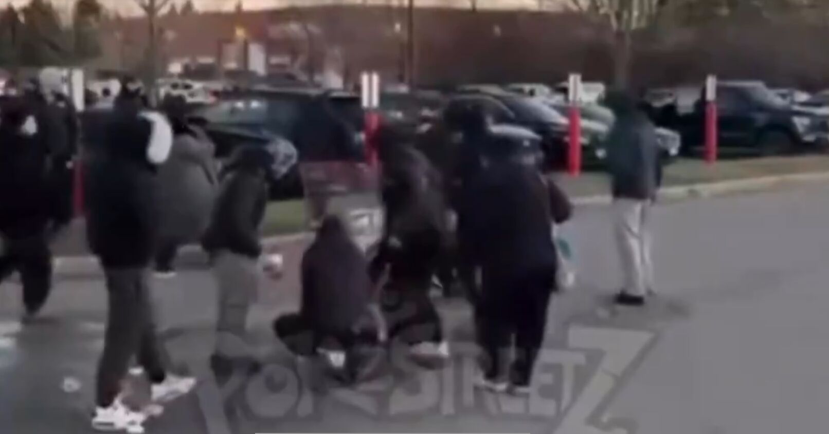 Atropellan a un especulador de cartas Pokémon y la gente aprovecha para quitarle el material