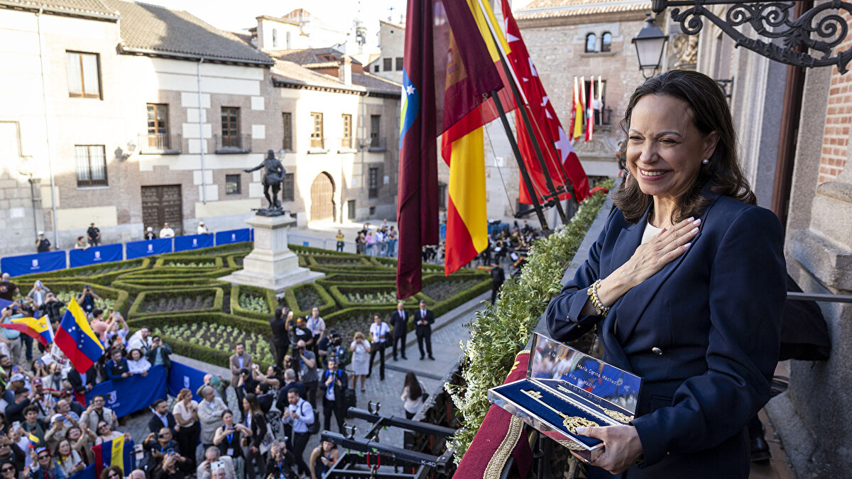 Díaz Ayuso entrega a María Corina Machado la Medalla de Oro y a Edmundo González la Internacional