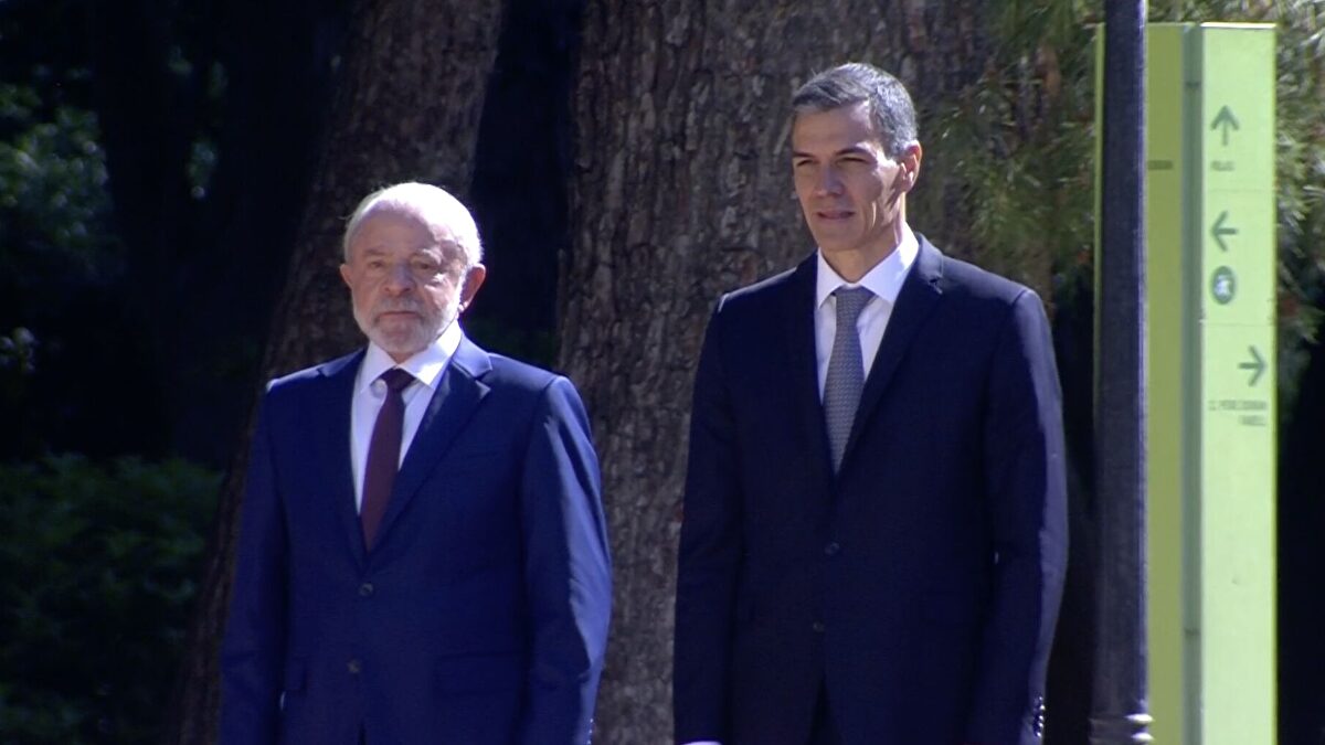 Tertulia de Herrero: Sánchez amenaza con  recurrir con toda la fuerza del Estado  contra el pacto en Extremadura