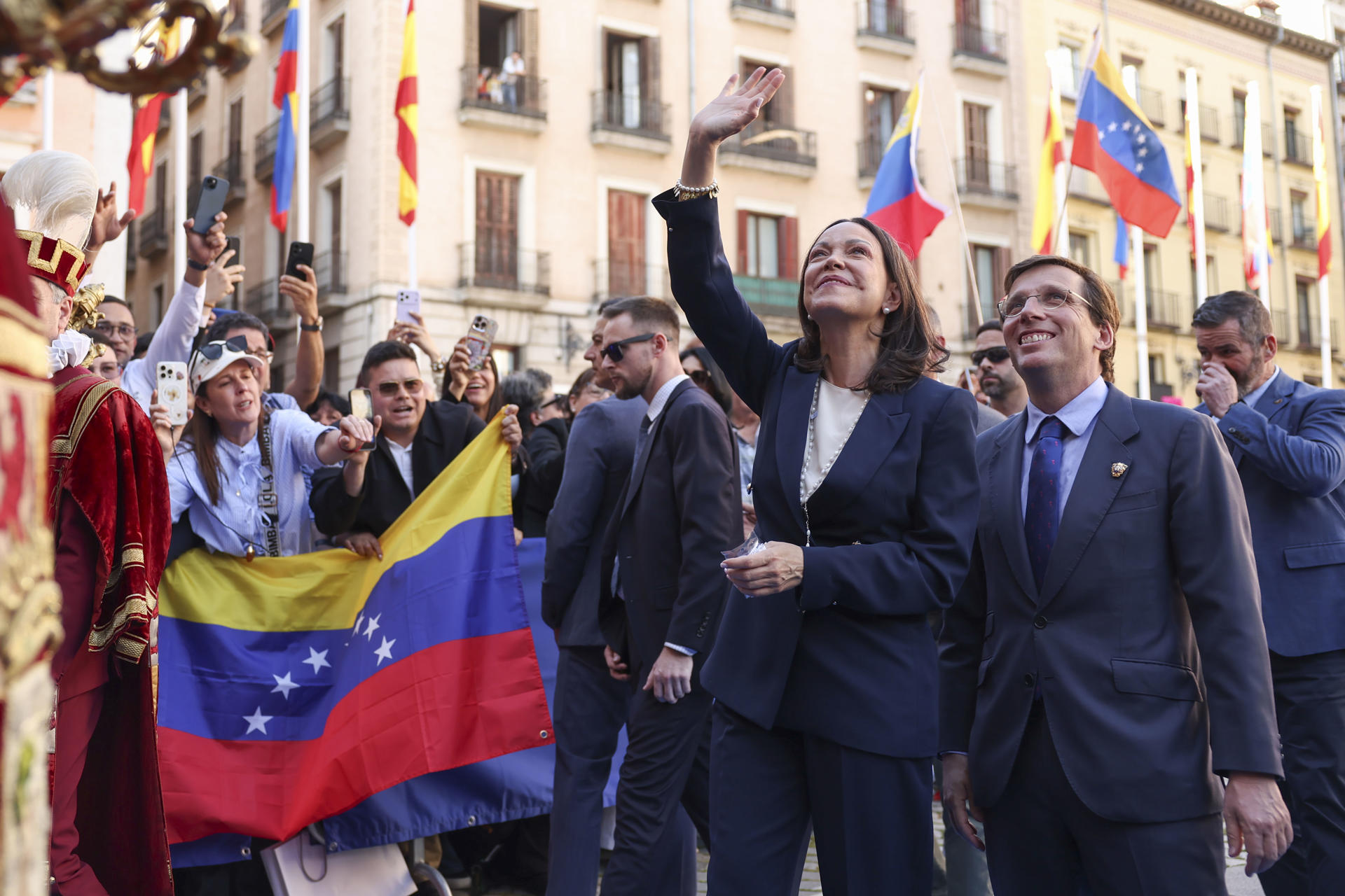Decenas de venezolanos emocionan a María Corina Machado en pleno acto de entrega de la Llave de Oro de Madrid