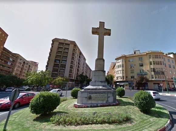 Moncloa incluye la Cruz de los Caídos de Cáceres en sus "vestigios prohibidos" frente al pacto de derechas