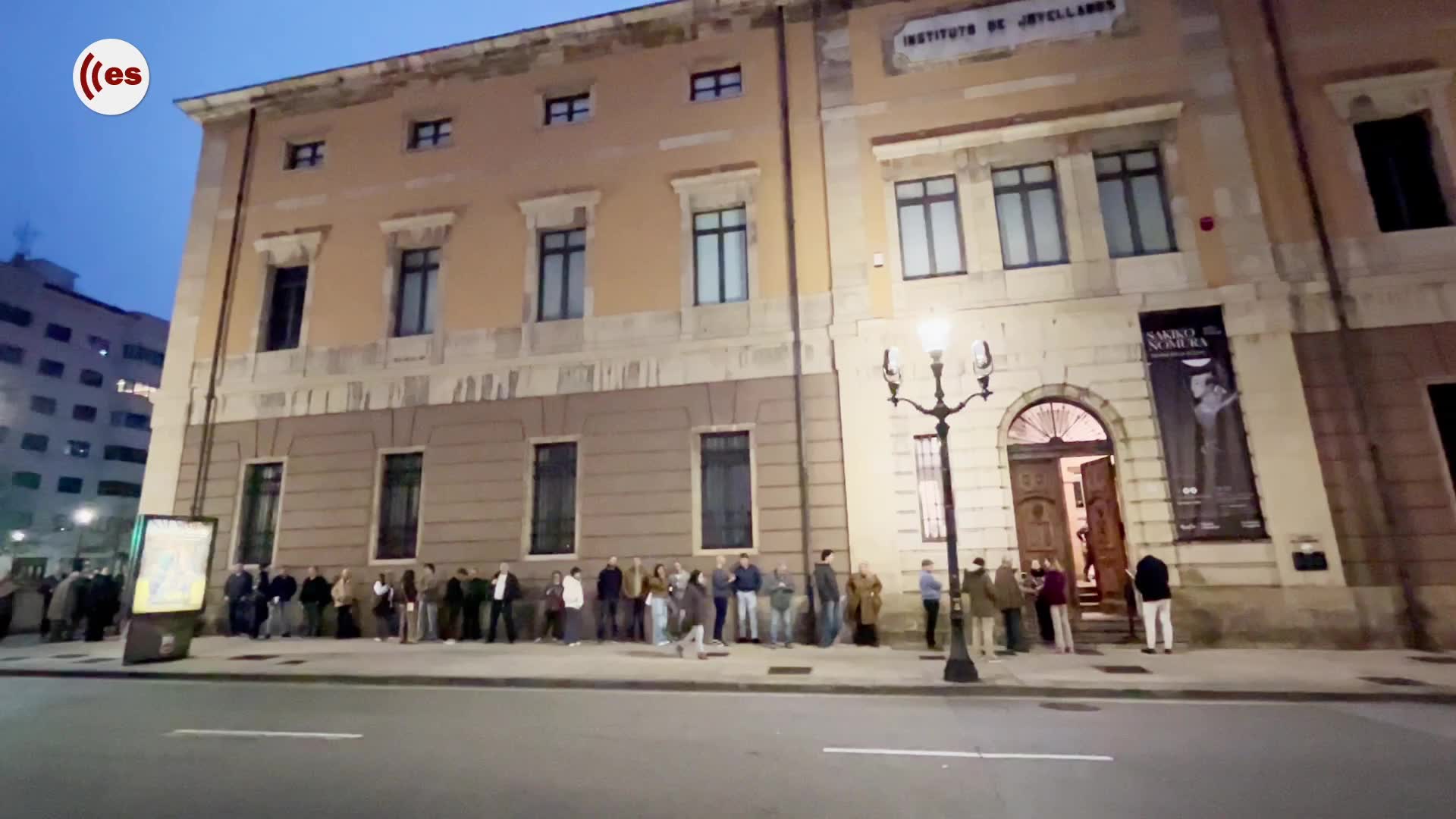 Largas colas desde la madrugada para asistir al especial de Es la Mañana de Federico en Gijón