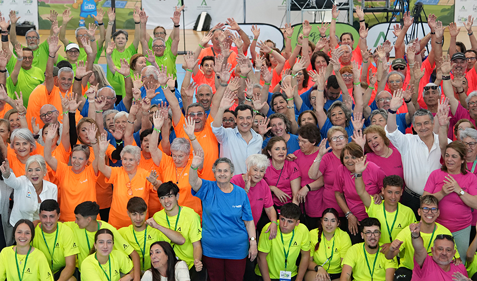 Juanma Moreno reivindica el papel de los mayores y pide una sociedad que aproveche su experiencia