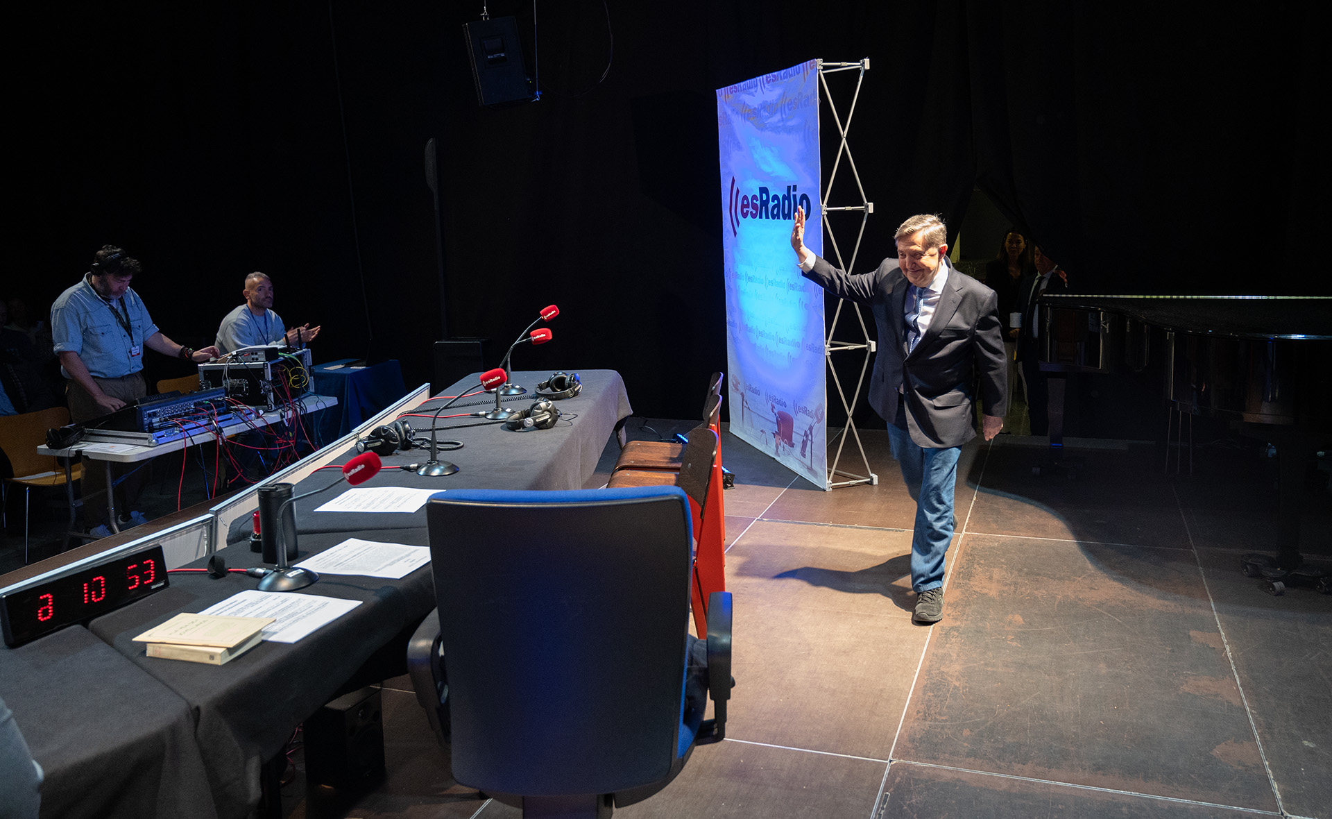 Jiménez Losantos recibido con un sonoro aplauso en Gijón para el programa especial de 'Es la Mañana'