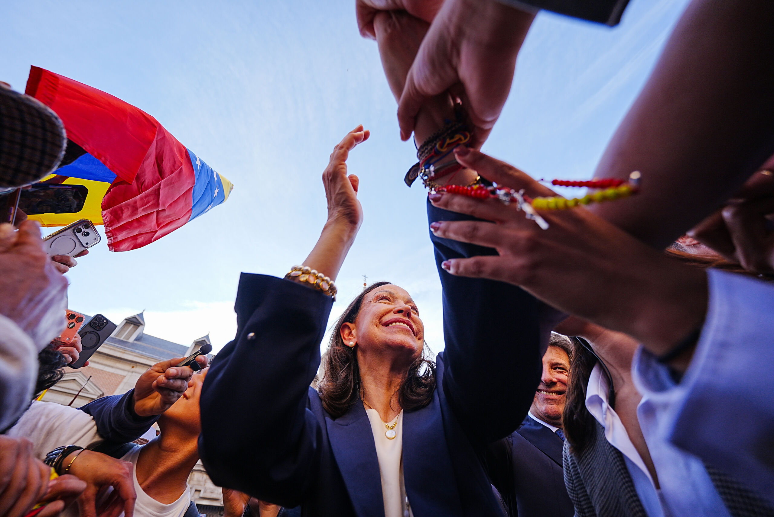 Las dos fotos del sábado: el "mundo libre" con María Corina en Madrid; la cumbre anti-Trump de Sánchez en Barcelona