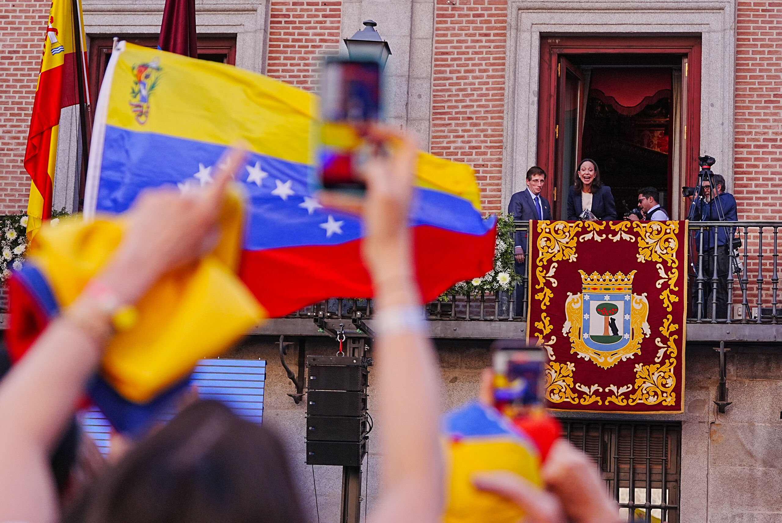 Almeida relata en esRadio la "emocionante" entrega a María Corina Machado de la Llave de Oro de Madrid