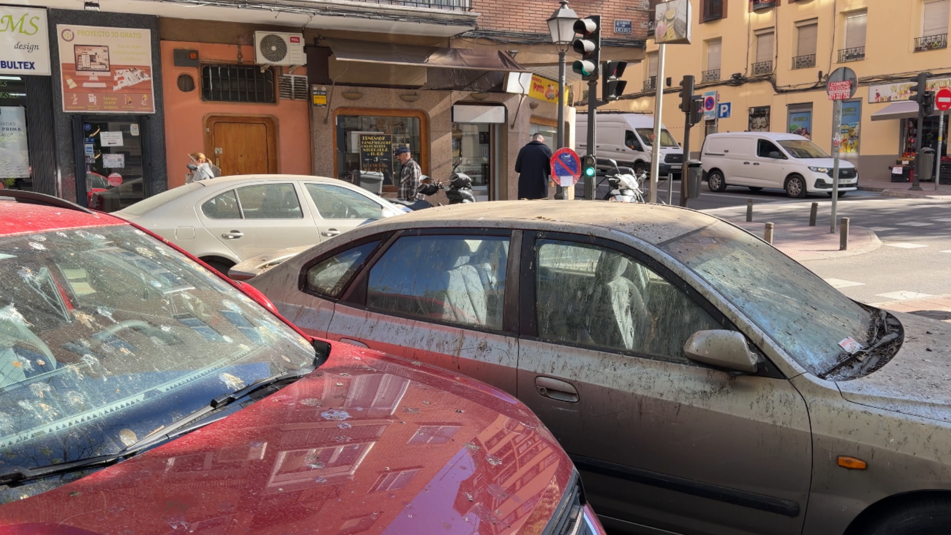 El barrio de Madrid que vive sepultado bajo una nube de palomas: "Hay que exterminarlas como a las ratas"