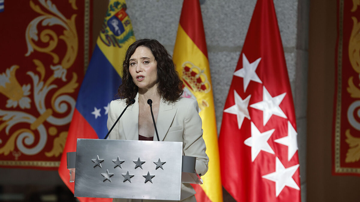 Ayuso responde a Sánchez: "Está de guateque en Barcelona"