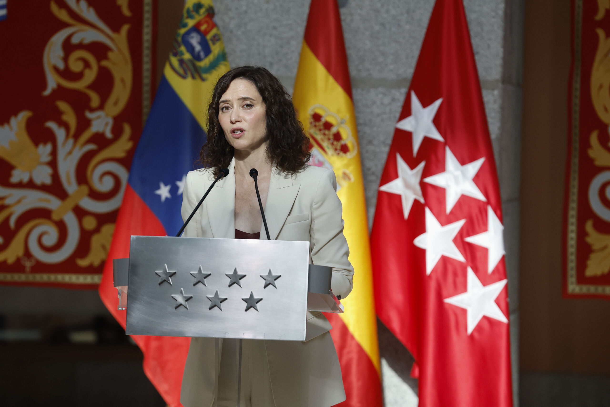 Ayuso responde a Sánchez: "Está de guateque en Barcelona"