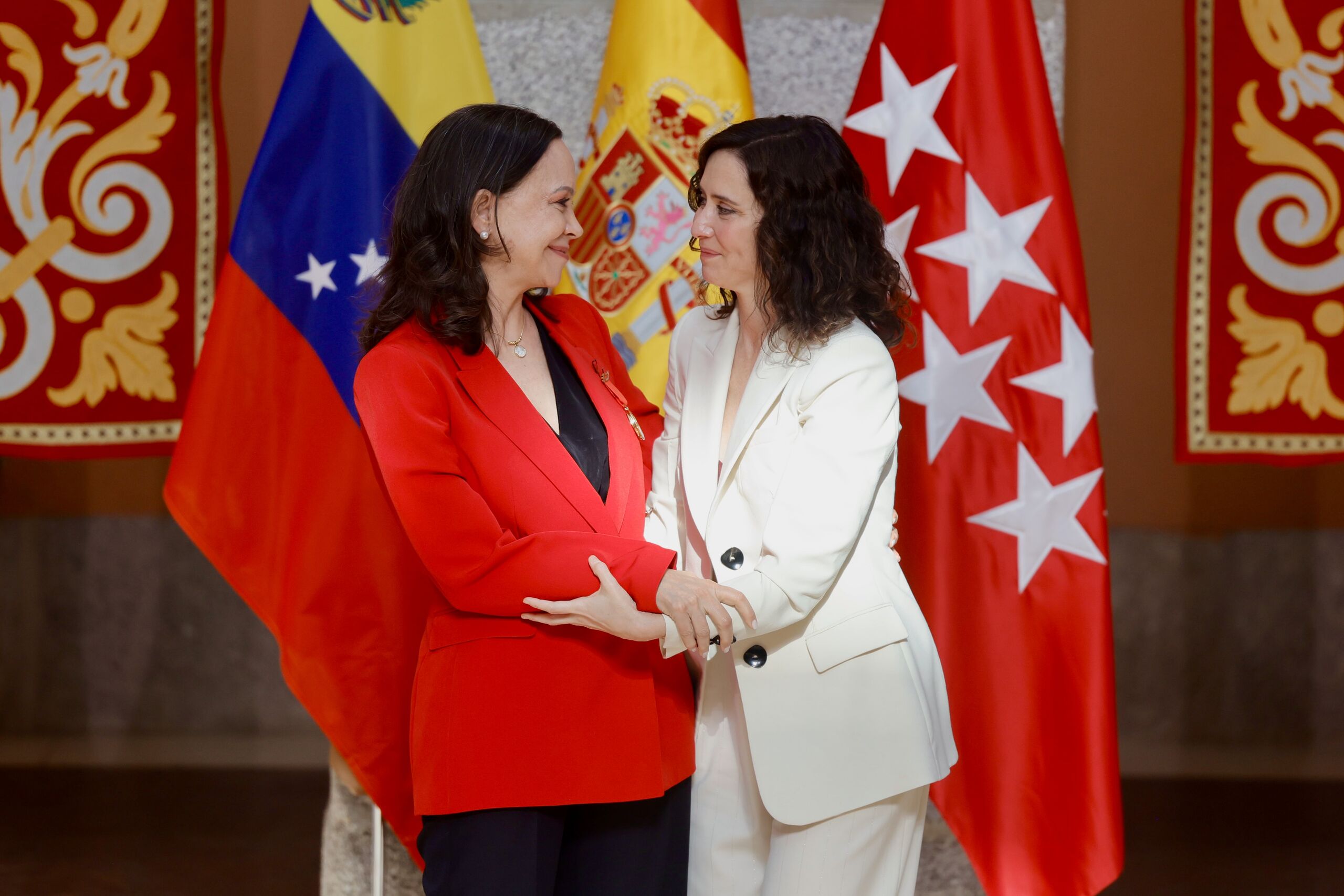 Ayuso: "María Corina Machado pasará a la historia por ser la primera presidenta de Venezuela"