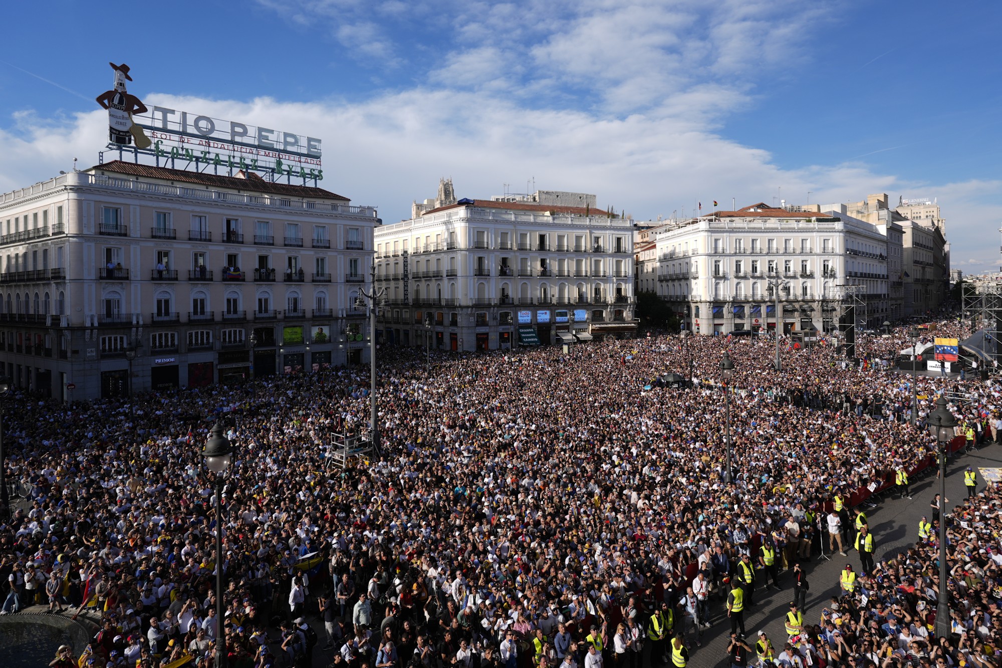 Los venezolanos claman por su libertad en Madrid y critican a Zapatero: "Es un delincuente, tiene que ir a la cárcel"