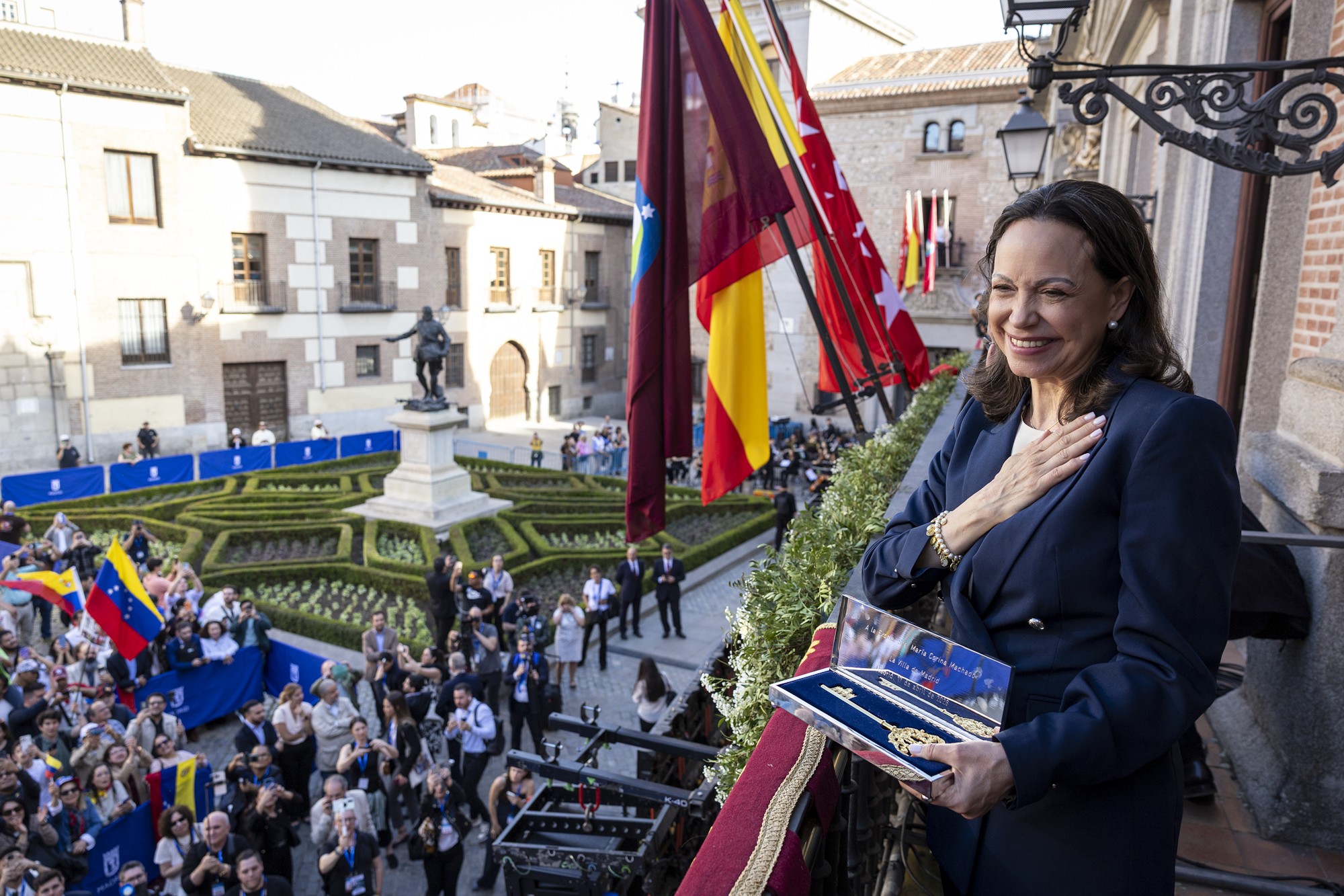Las mejores fotos de María Corina Machado en Madrid: de la Plaza de la Villa a la apoteosis en la Puerta del Sol