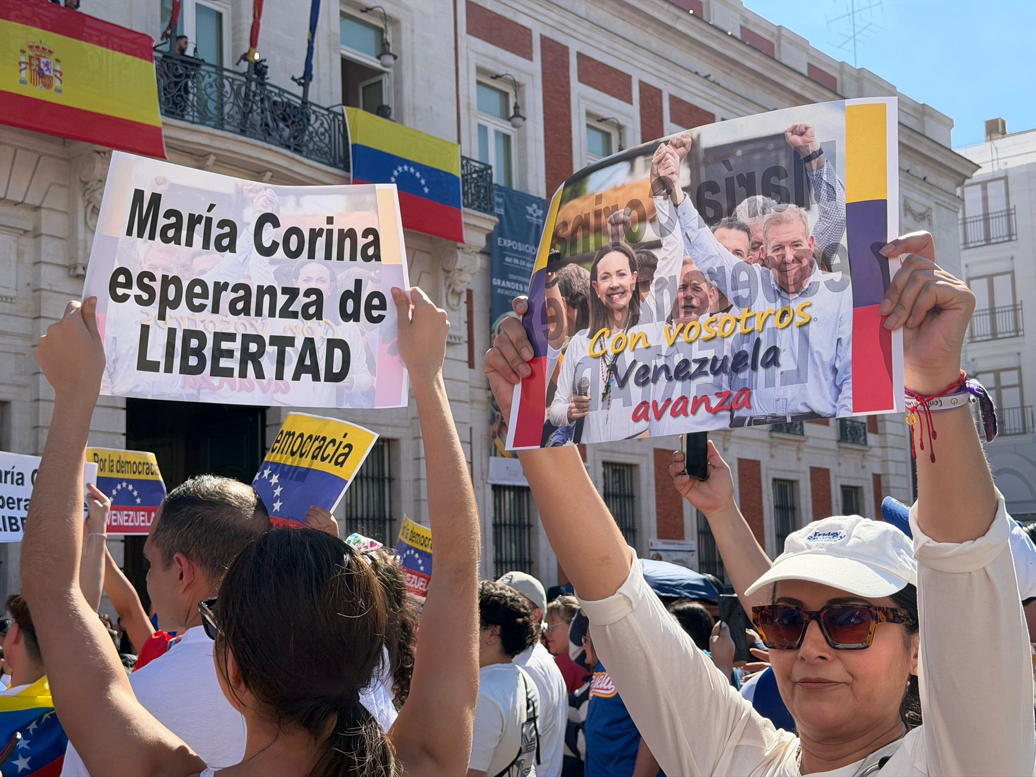 Los venezolanos claman por su libertad en Madrid y critican a Zapatero: "Es un delincuente, tiene que ir a la cárcel"