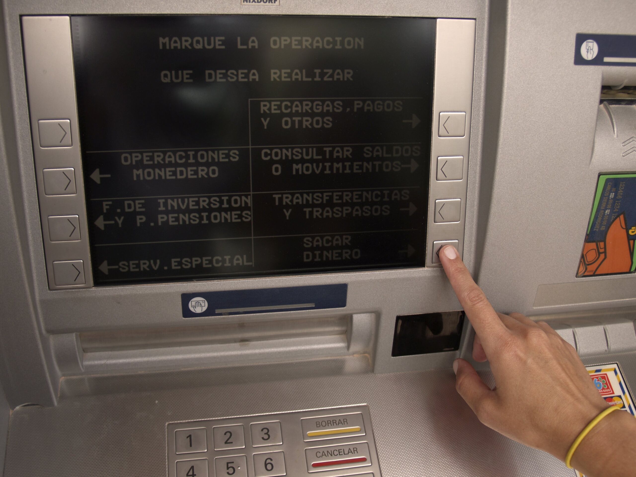 El secreto del relieve en el número 5 de los cajeros y otros detalles del diseño universal