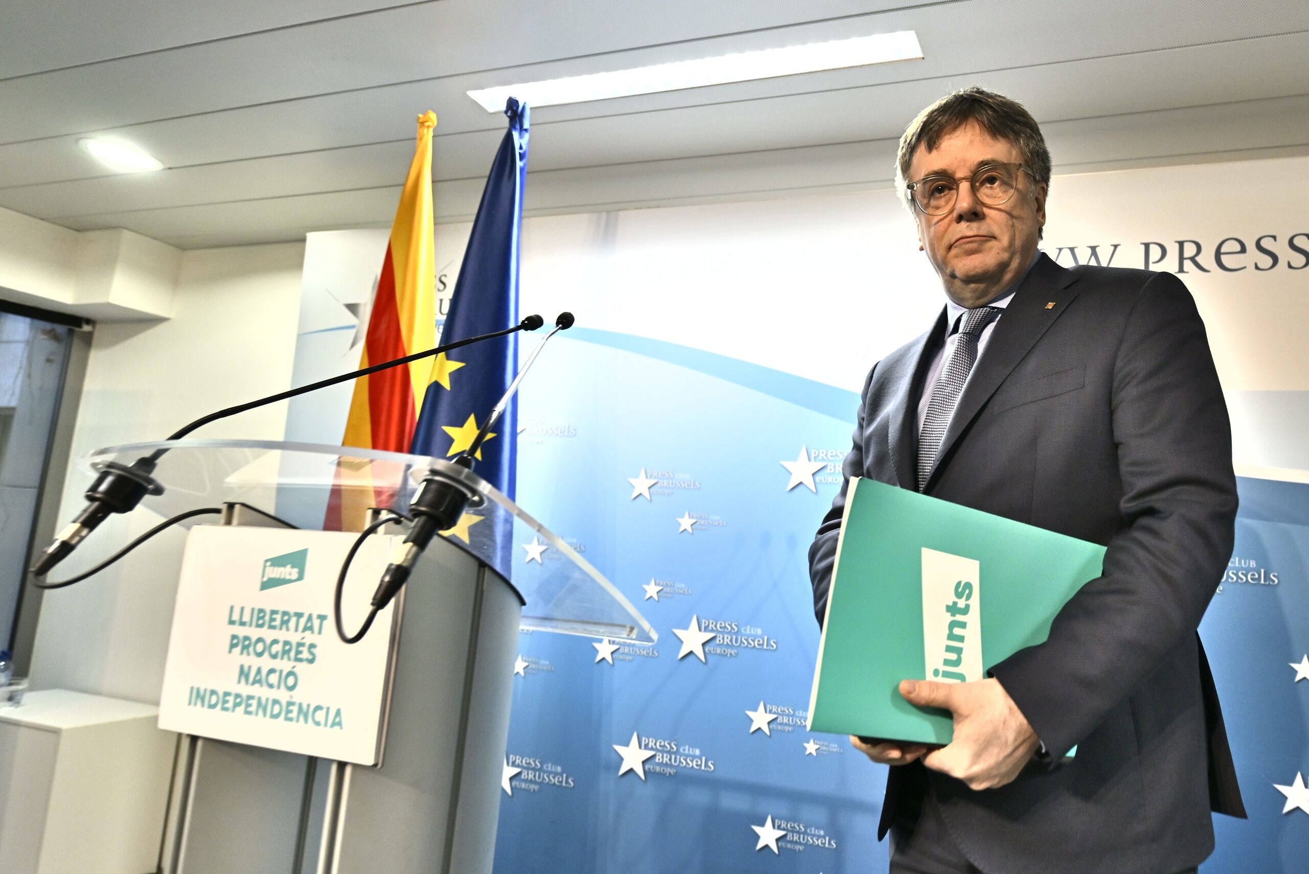 El olvidado Puigdemont llama "sinvergüenza" a Sánchez por la cumbre izquierdista en Barcelona