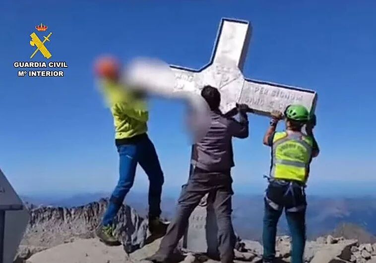 Vandalismo anticatólico: aparecen destrozadas dos cruces en los pirineos