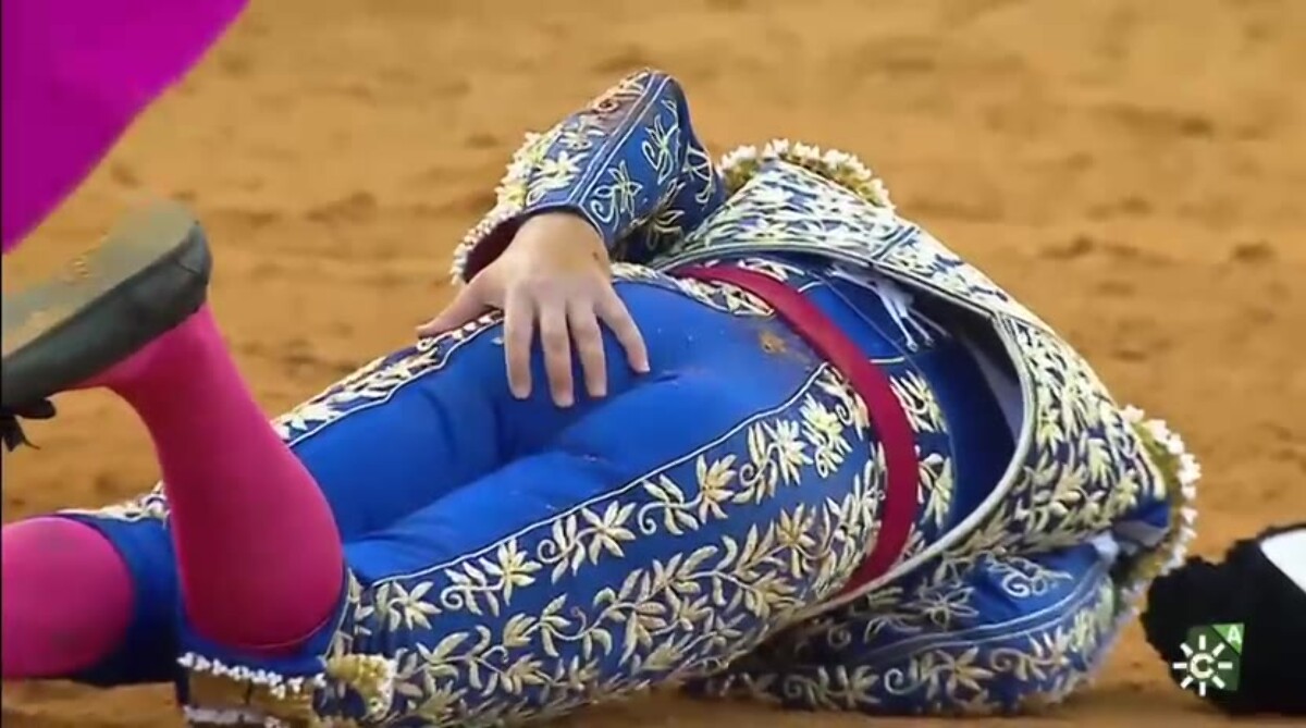 El momento de la cogida de Morante en la Maestranza