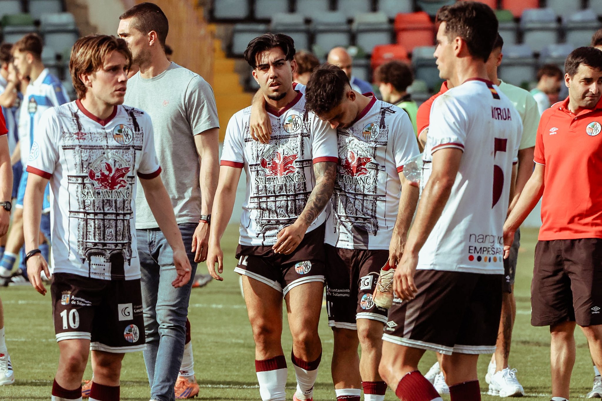 Escándalo en Salamanca: detienen el partido por el cántico "musulmán el que no bote"