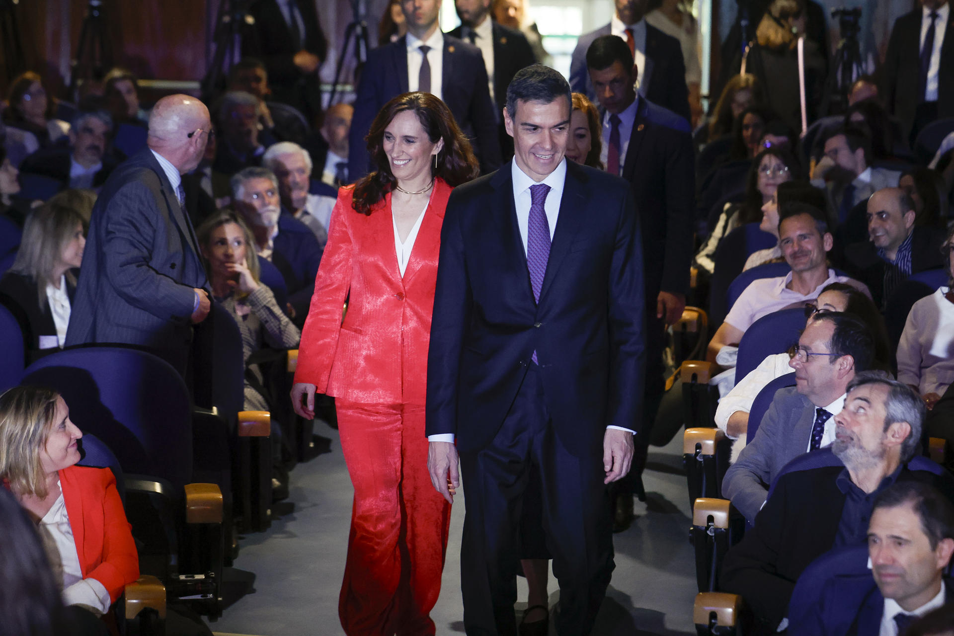 Sánchez y Mónica García presumen de donar 0,6 euros por español para una estrategia obsoleta contra el cáncer