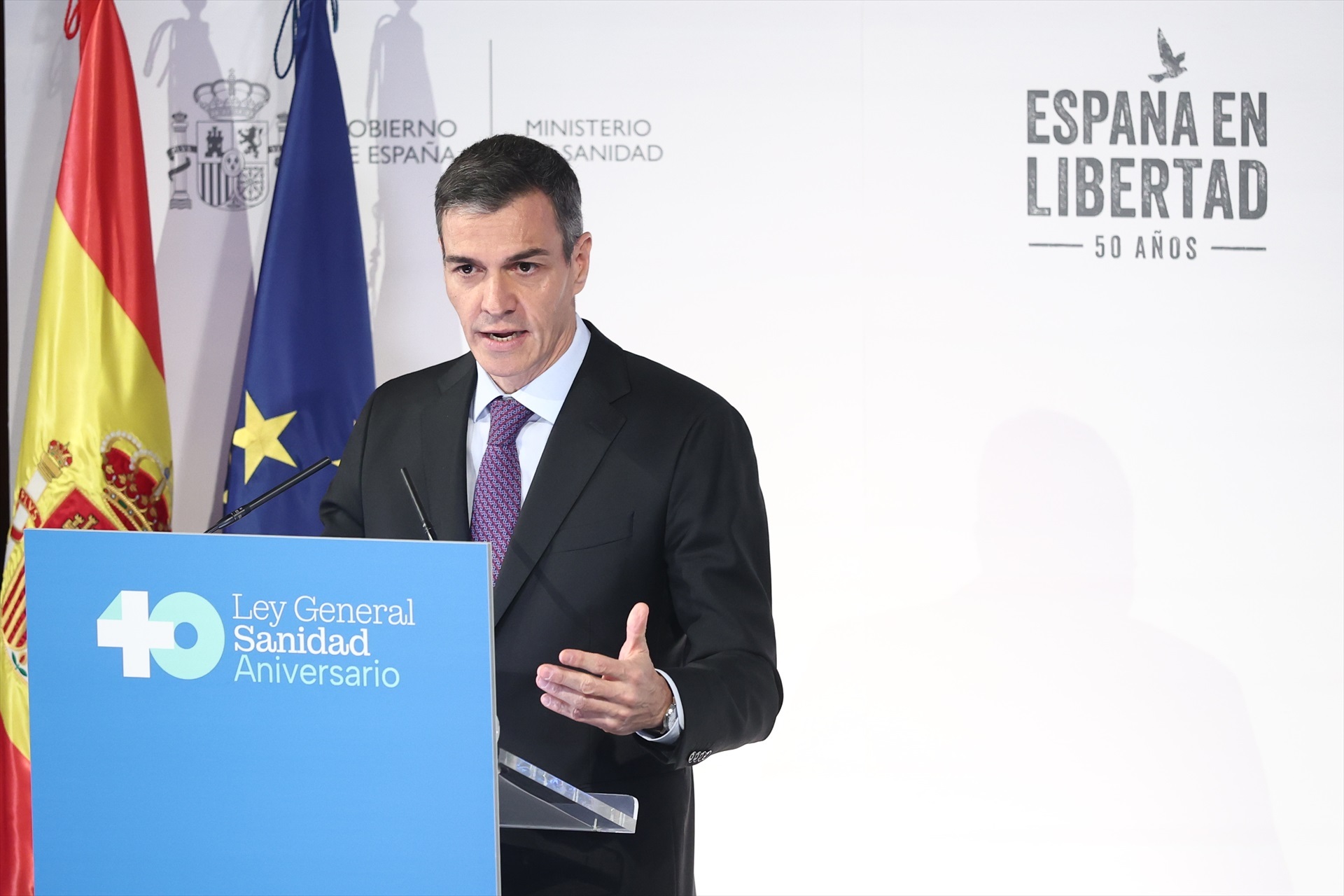 Sánchez reivindica el "derecho internacional" mientras incumple 27 condenas por las renovables