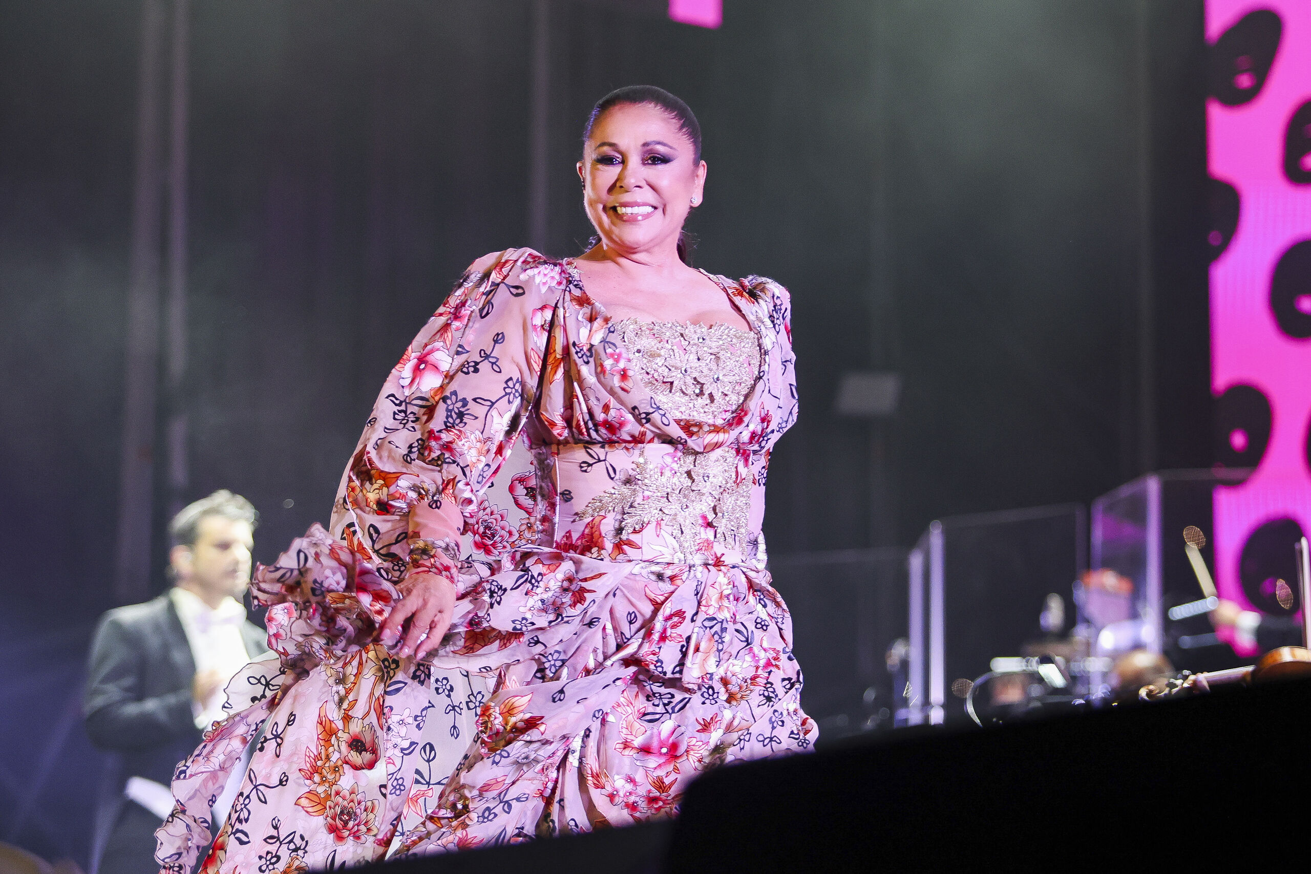 Isabel Pantoja se emociona en Perú ante una seguidora: "¡Te pareces a mi hija!"