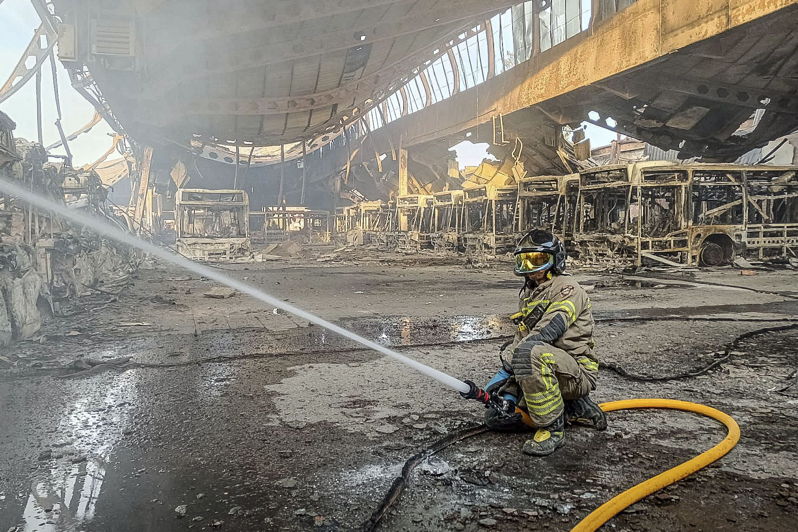 Un gran incendio calcina las cocheras de autobuses de Burgos y devora 39 vehículos