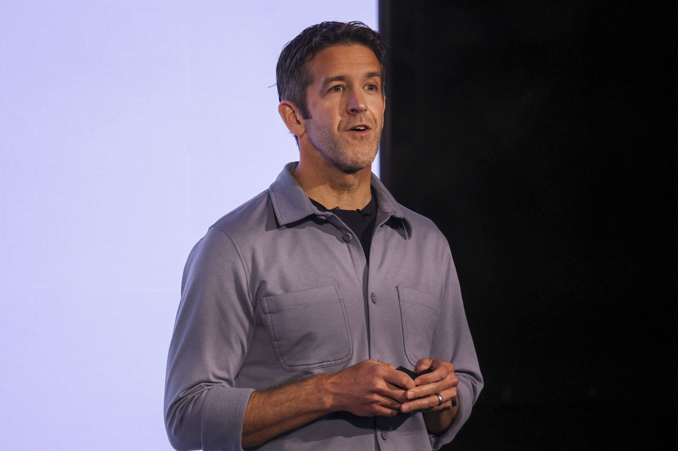 Quién es John Ternus, el ingeniero formado en Apple que tomará las riendas de la compañía tras la era Tim Cook