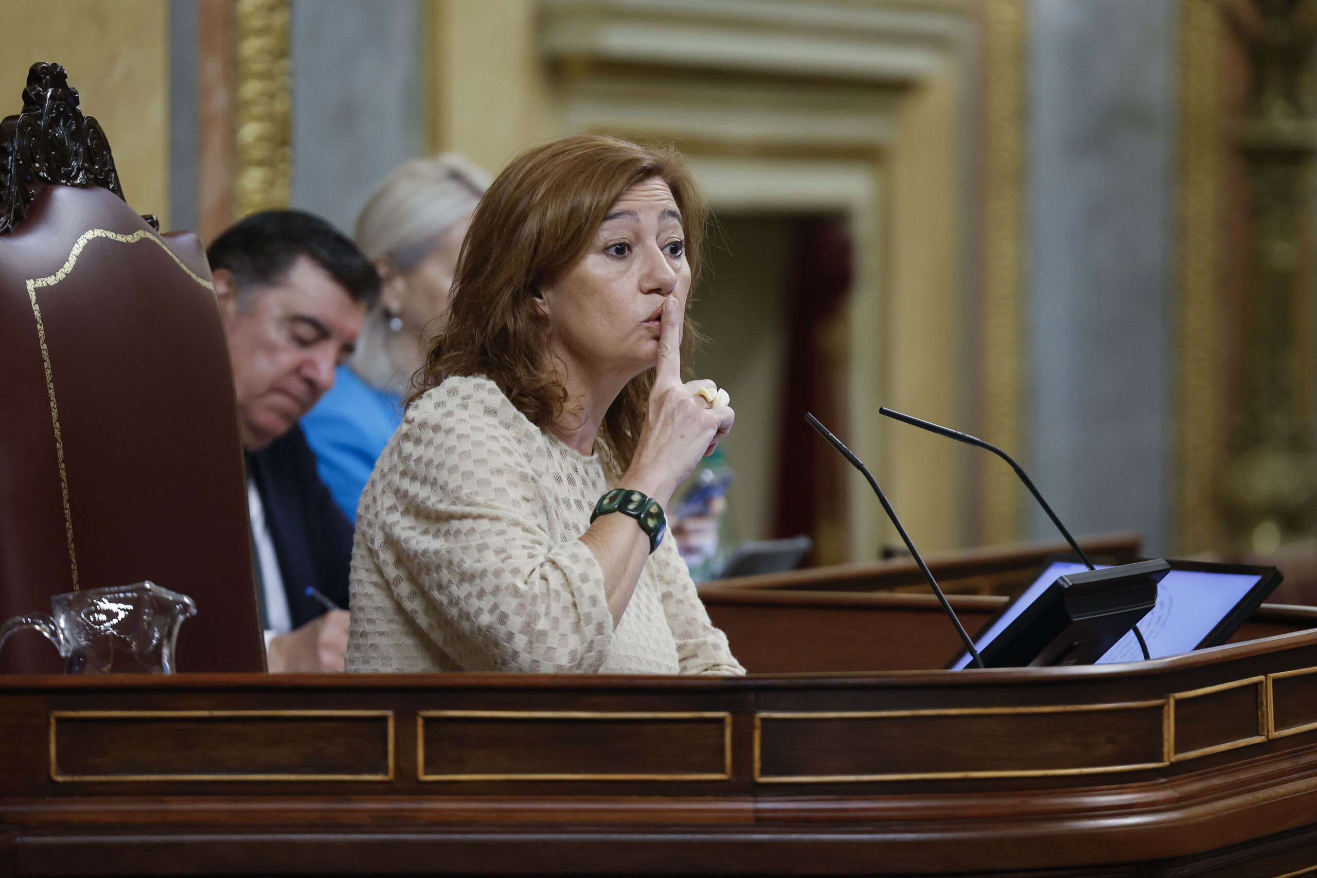 El PSOE impulsa una reforma para amordazar a la oposición en el Congreso