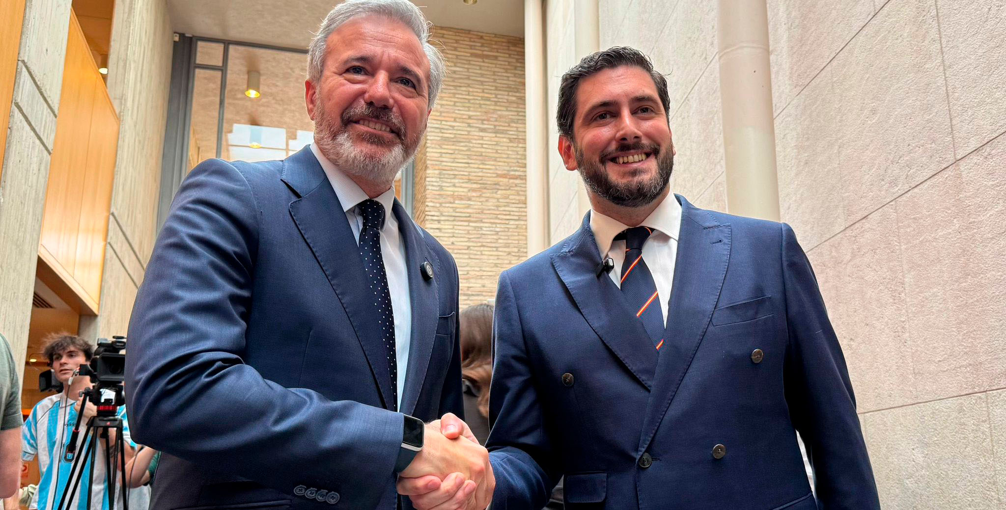 El día en 15 minutos: La polémica "artificial" por la prioridad nacional y los sondeos reales para las andaluzas