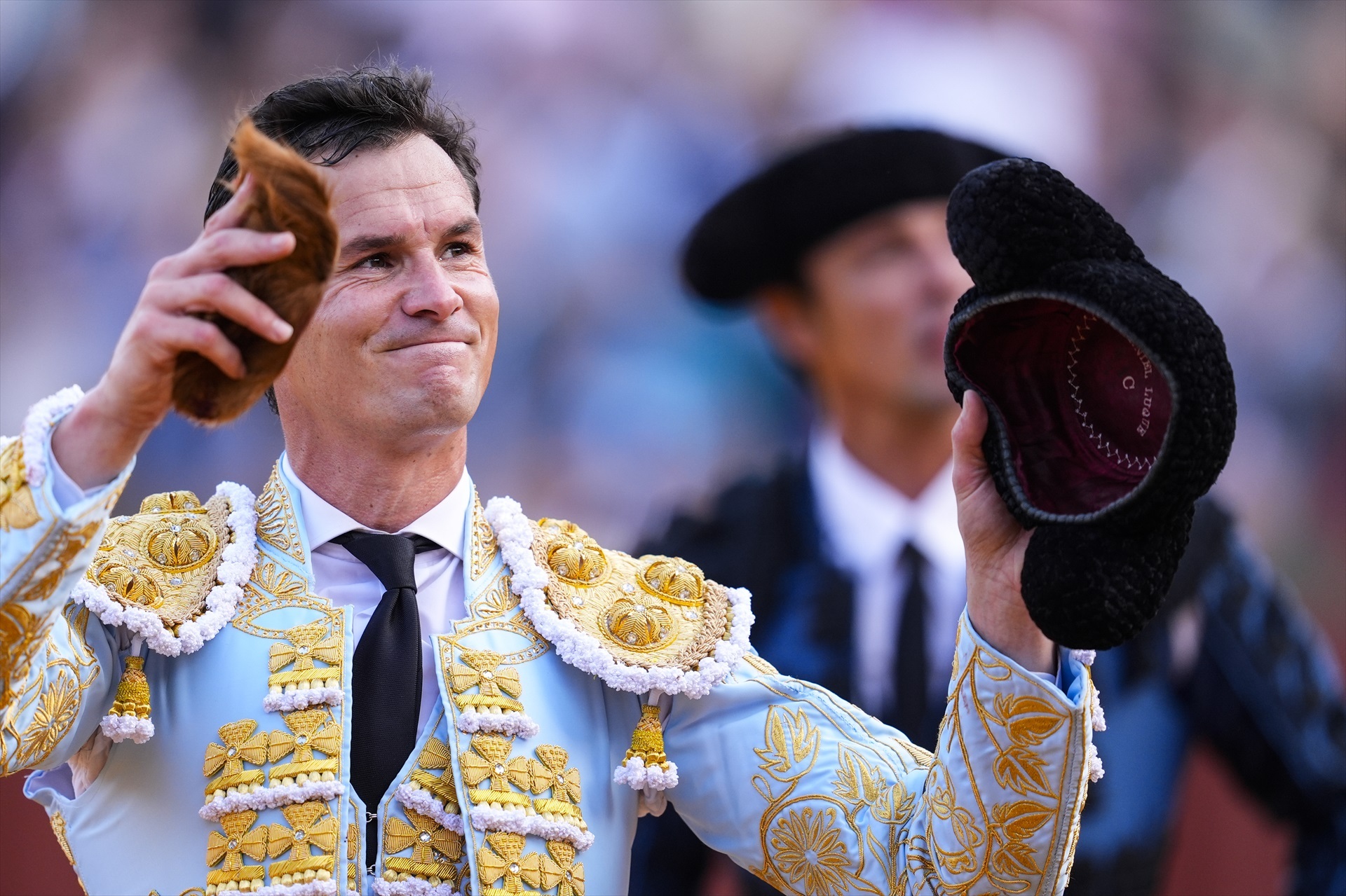 Daniel Luque triunfa "con el toro de las figuras" en una Feria de Abril con "más público"