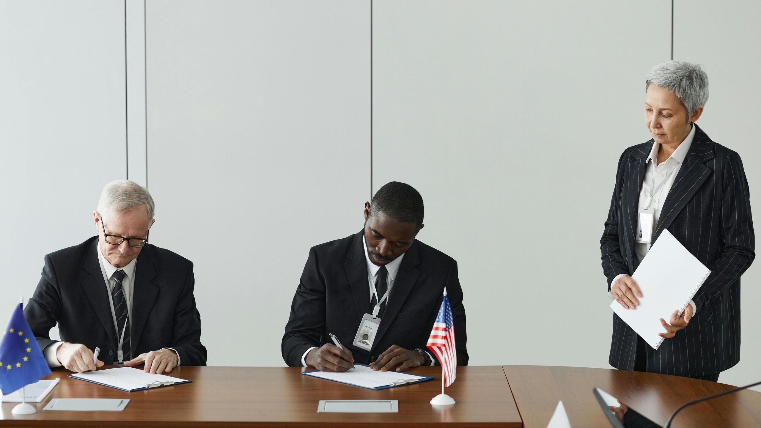 Ni "los ultimátum" ni "ultimatos": este es el plural recomendado