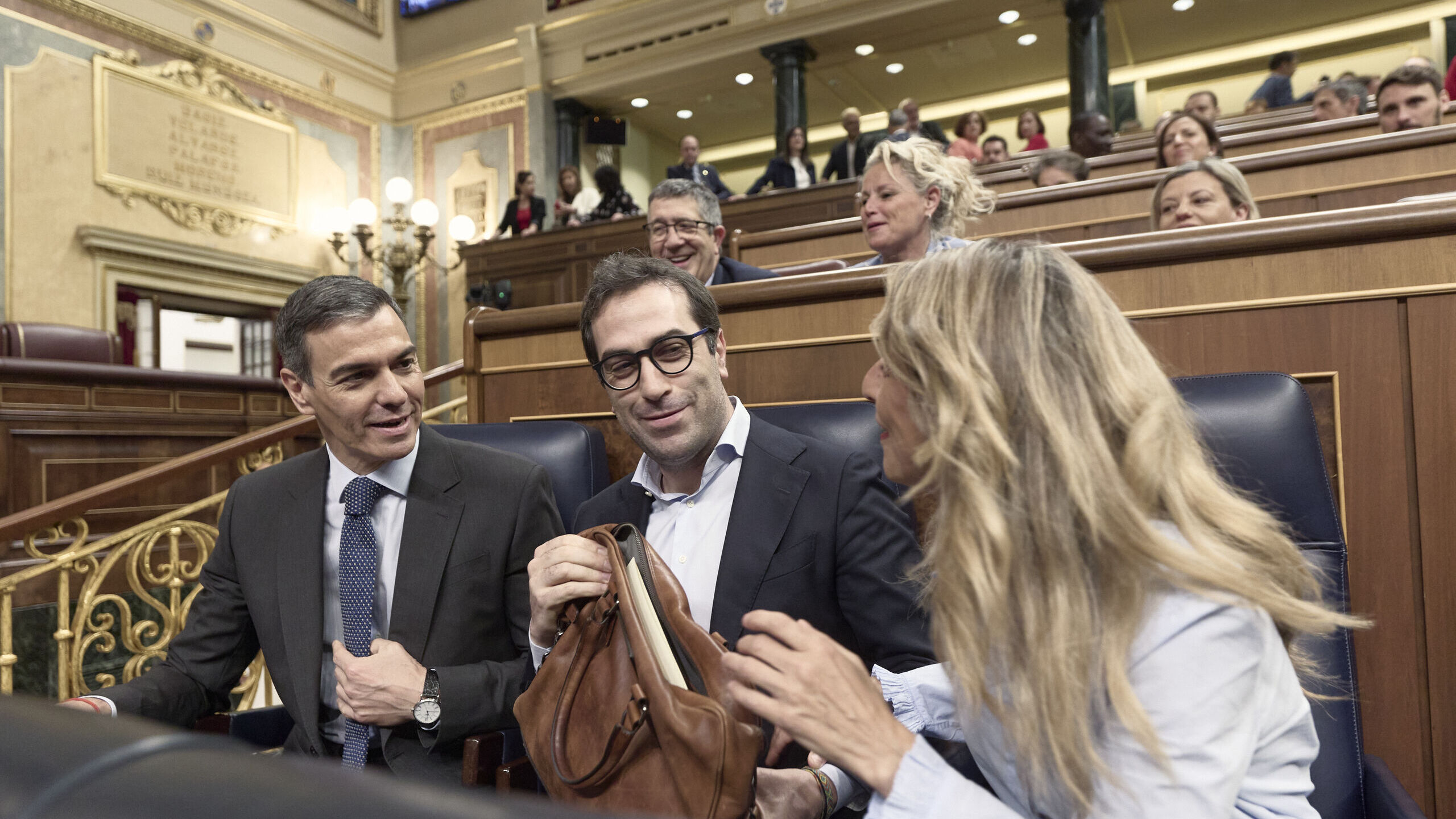 La regularización de Sánchez viola la Ley de Extranjería: ni dos años de arraigo, ni prueba laboral, ni pasaporte