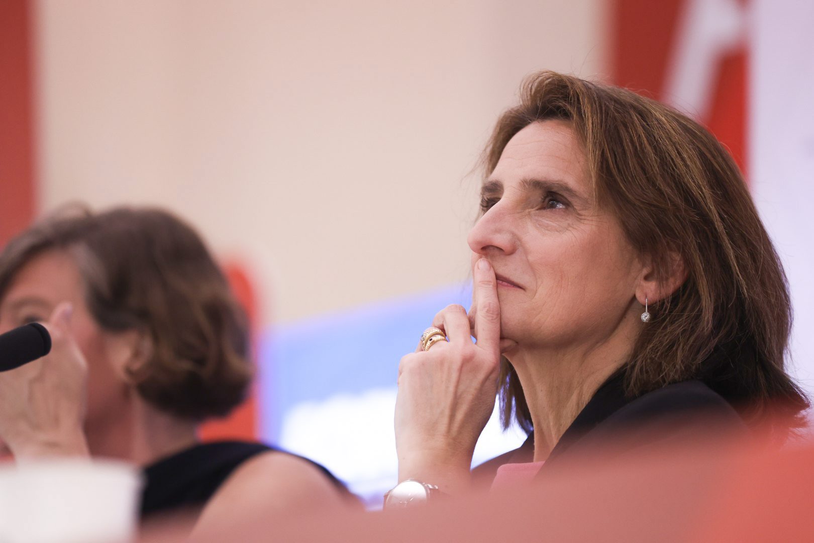 Bruselas pide bajar impuestos a la electricidad y vetar cortes de luz a hogares "vulnerables"