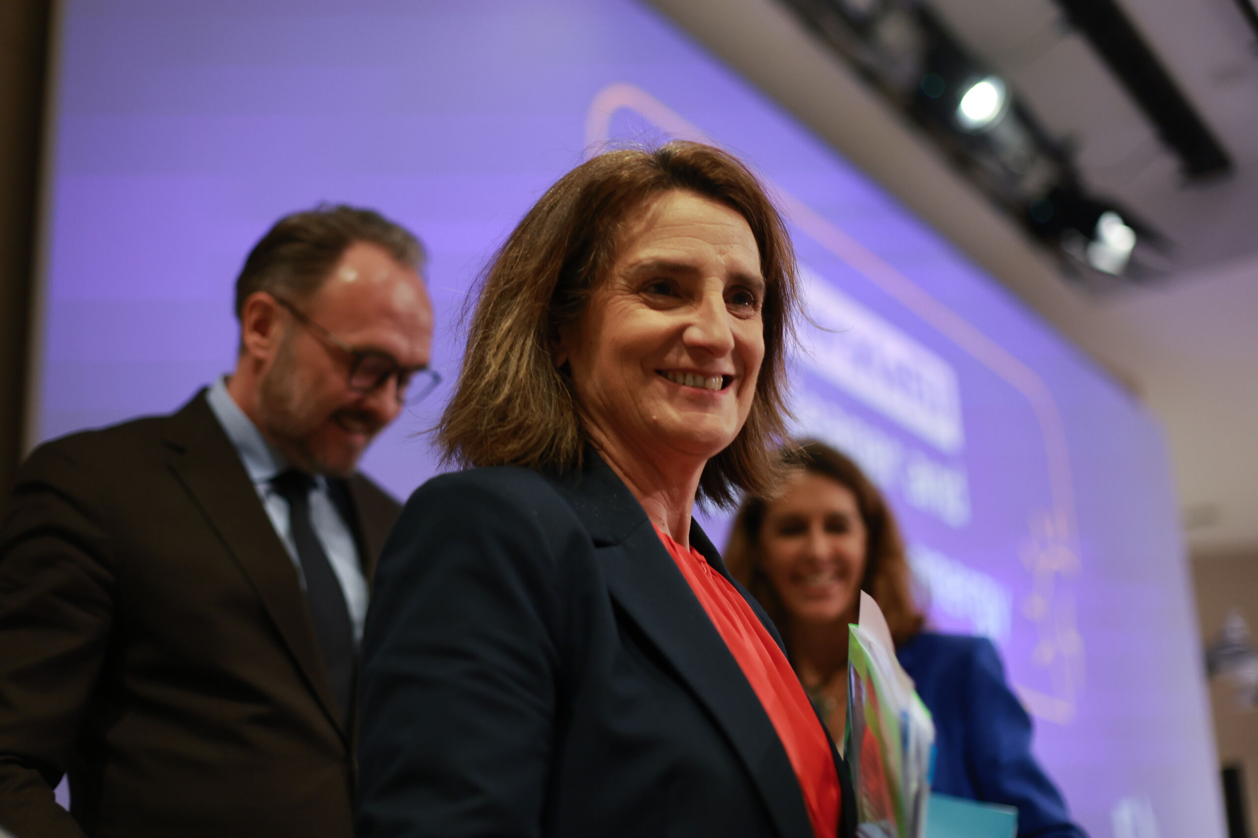 Ribera vuelve a cabalgar contradicciones en Bruselas: presenta un plan que pide no cerrar nucleares