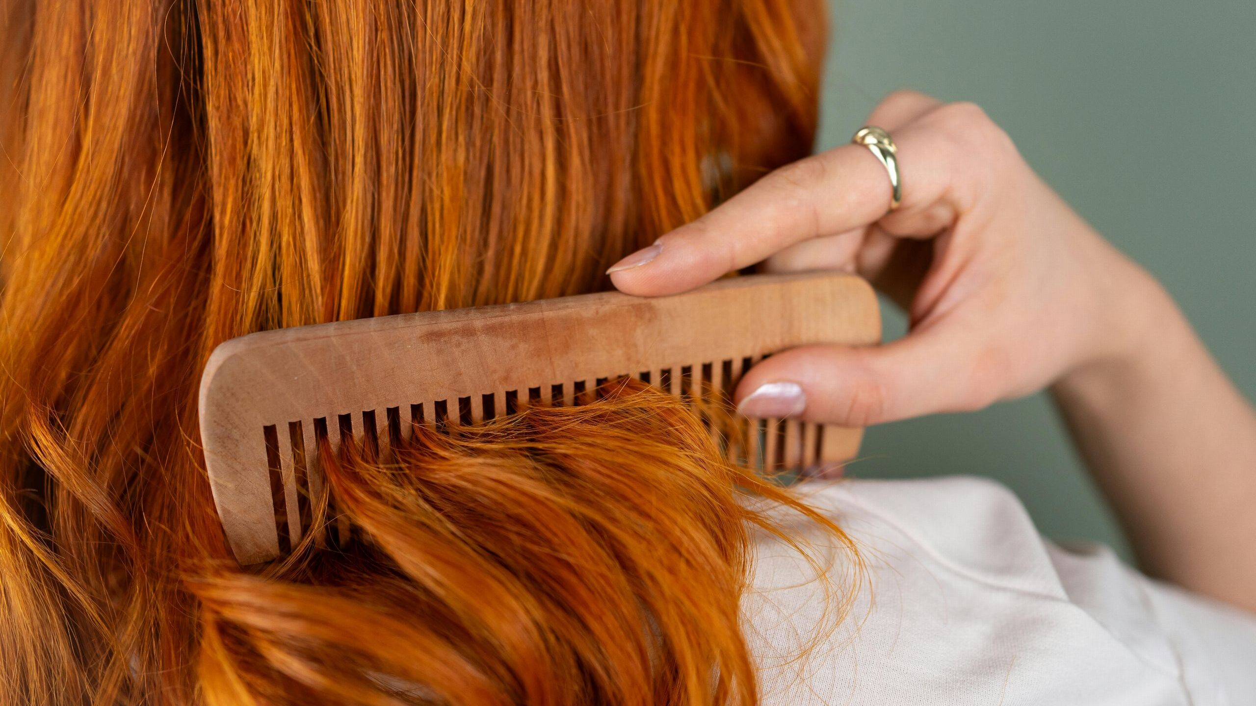 Esta es la verdadera razón por la que se te cae el pelo en primavera, según los expertos