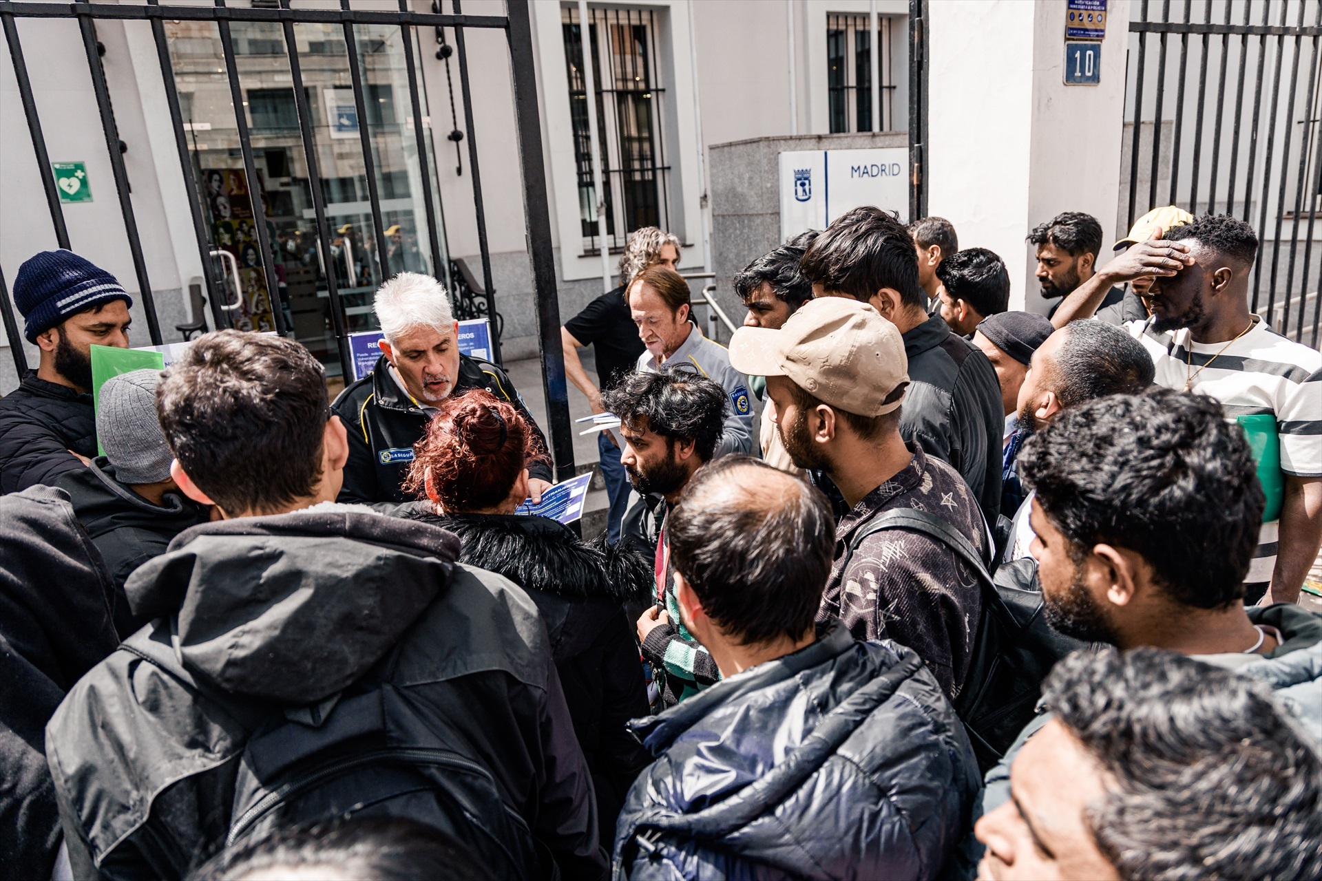 Máxima tensión en Madrid por la regularización: radiografía del colapso en las oficinas municipales