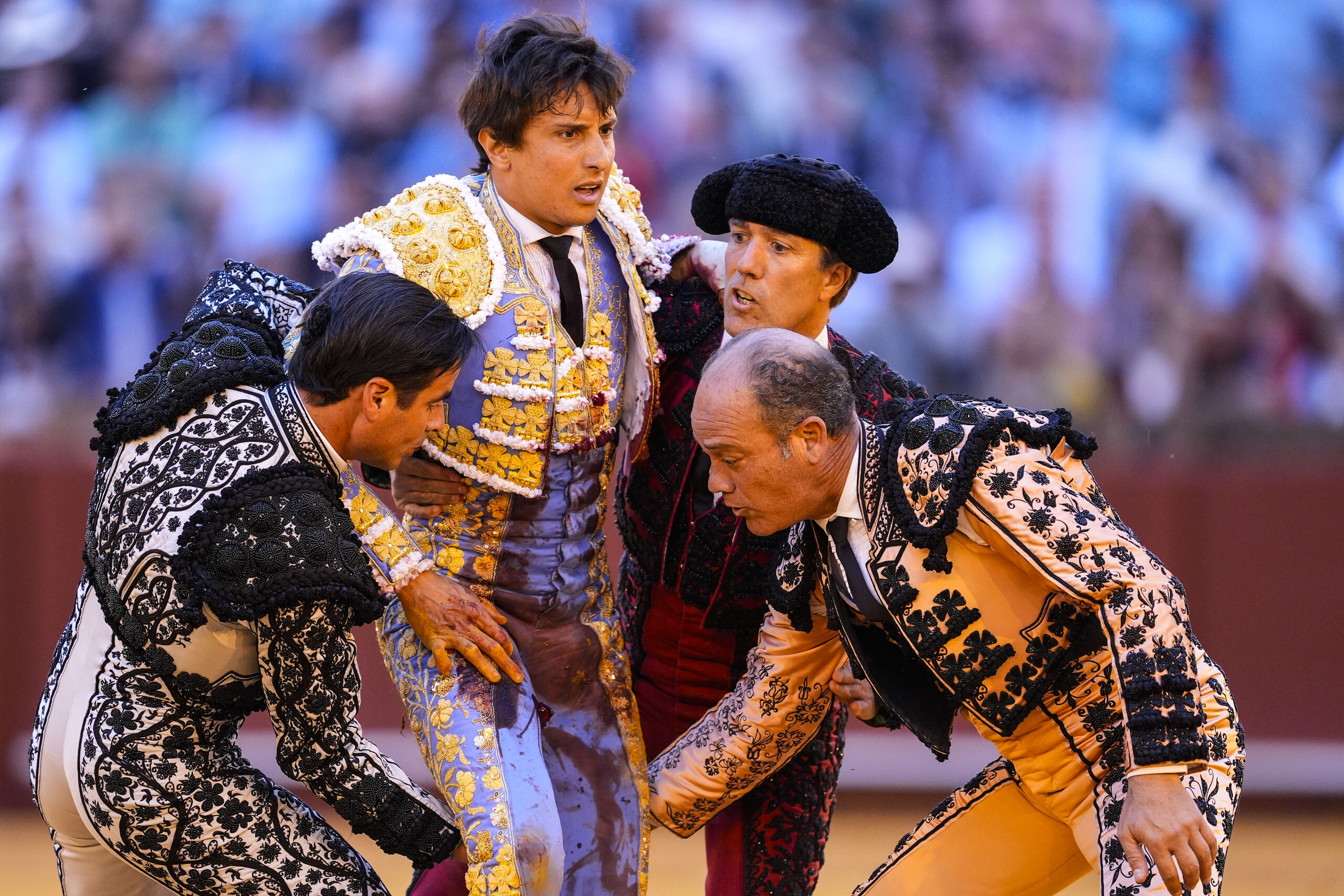 Roca Rey abandona la UCI y ya piensa en volver a torear tras su grave cogida en Sevilla