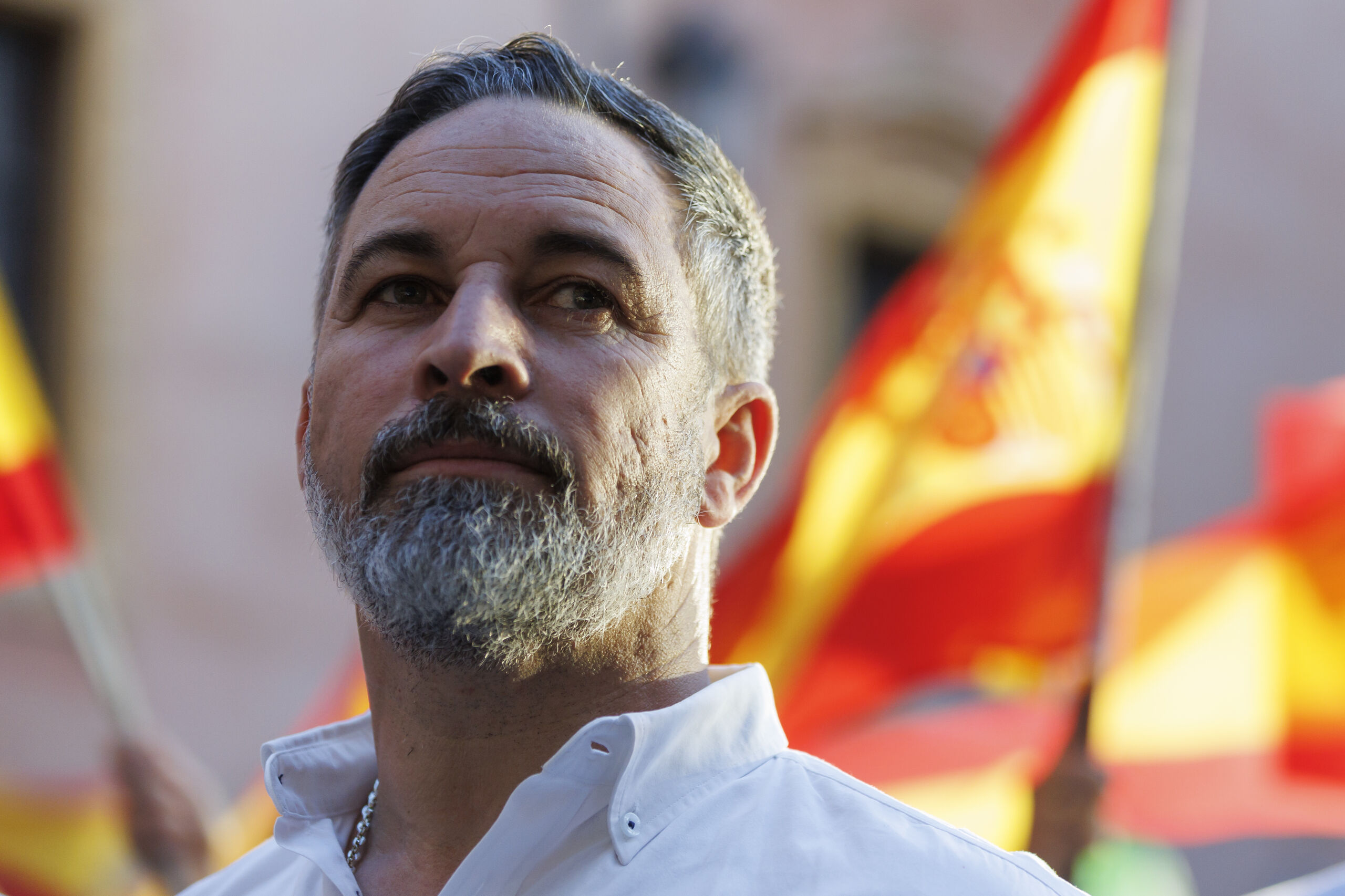 Federico a las 7: Abascal provoca a Feijóo mientras firma en Extremadura y Aragón