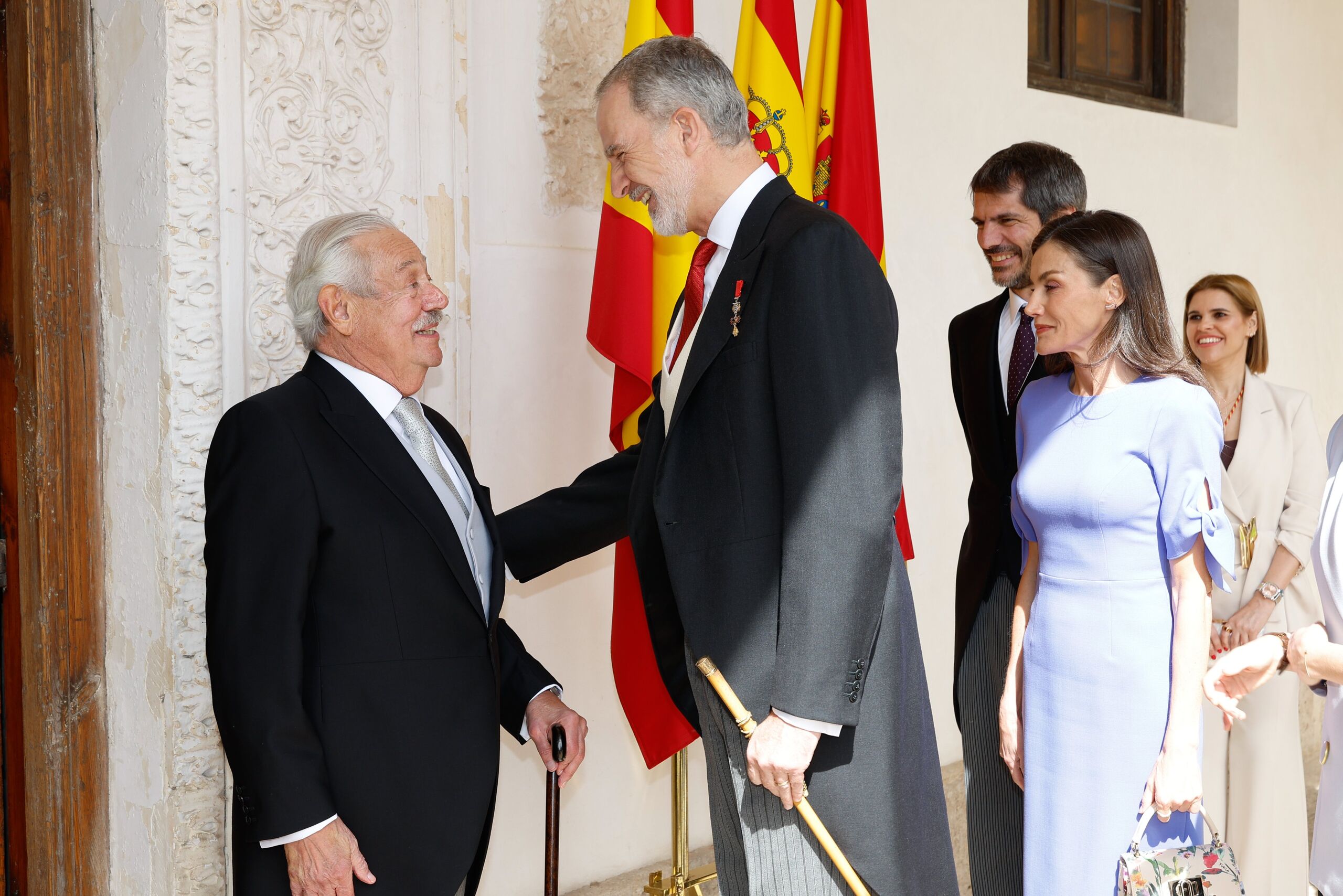 Alcalá se vuelca con Ayuso mientras Sánchez vuelve a ausentarse del Cervantes: "Estará preocupado por los abucheos"