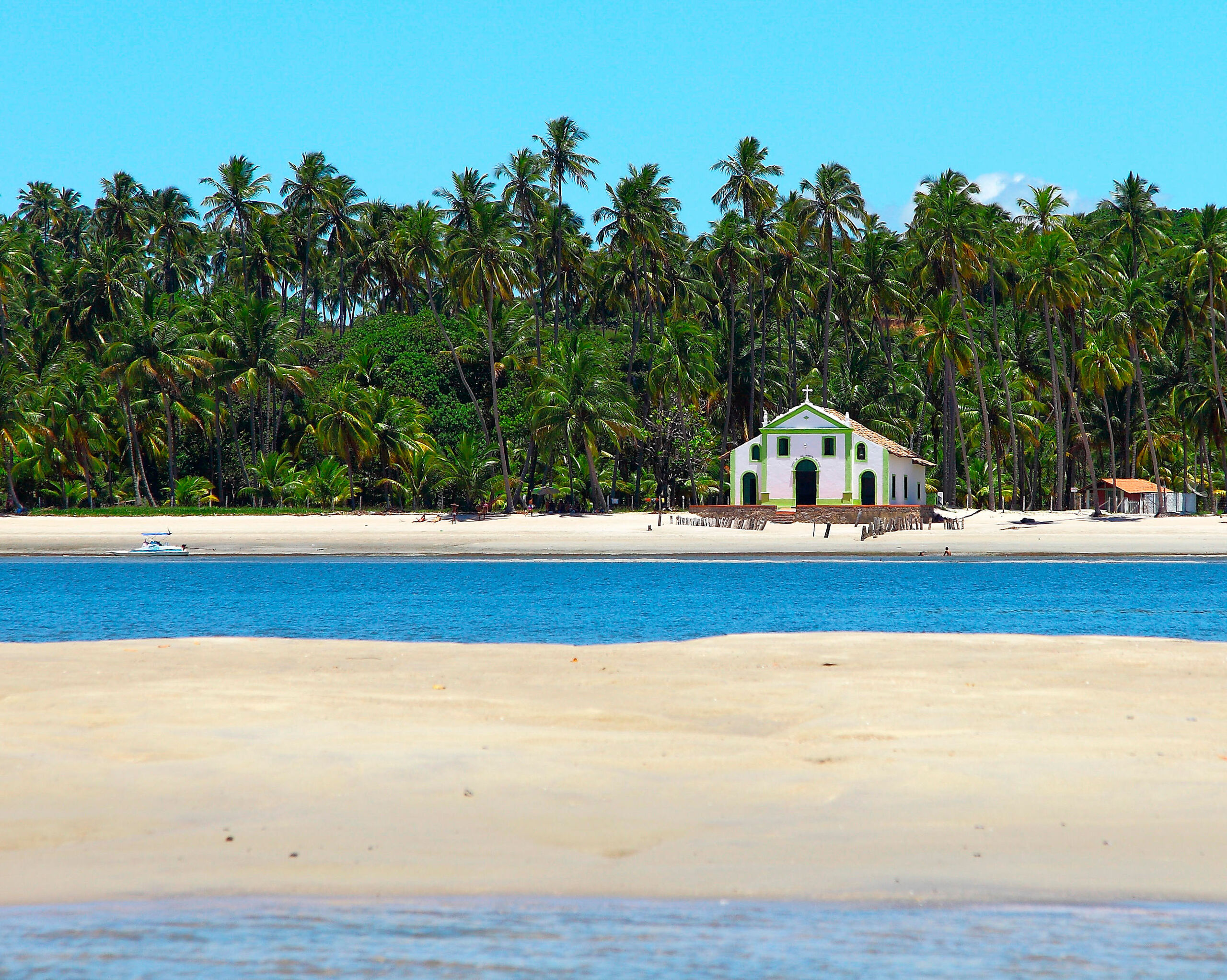 De acantilados, ballenas o volcanes a arrecifes y playas con su propia iglesia: maravillas del Atlántico