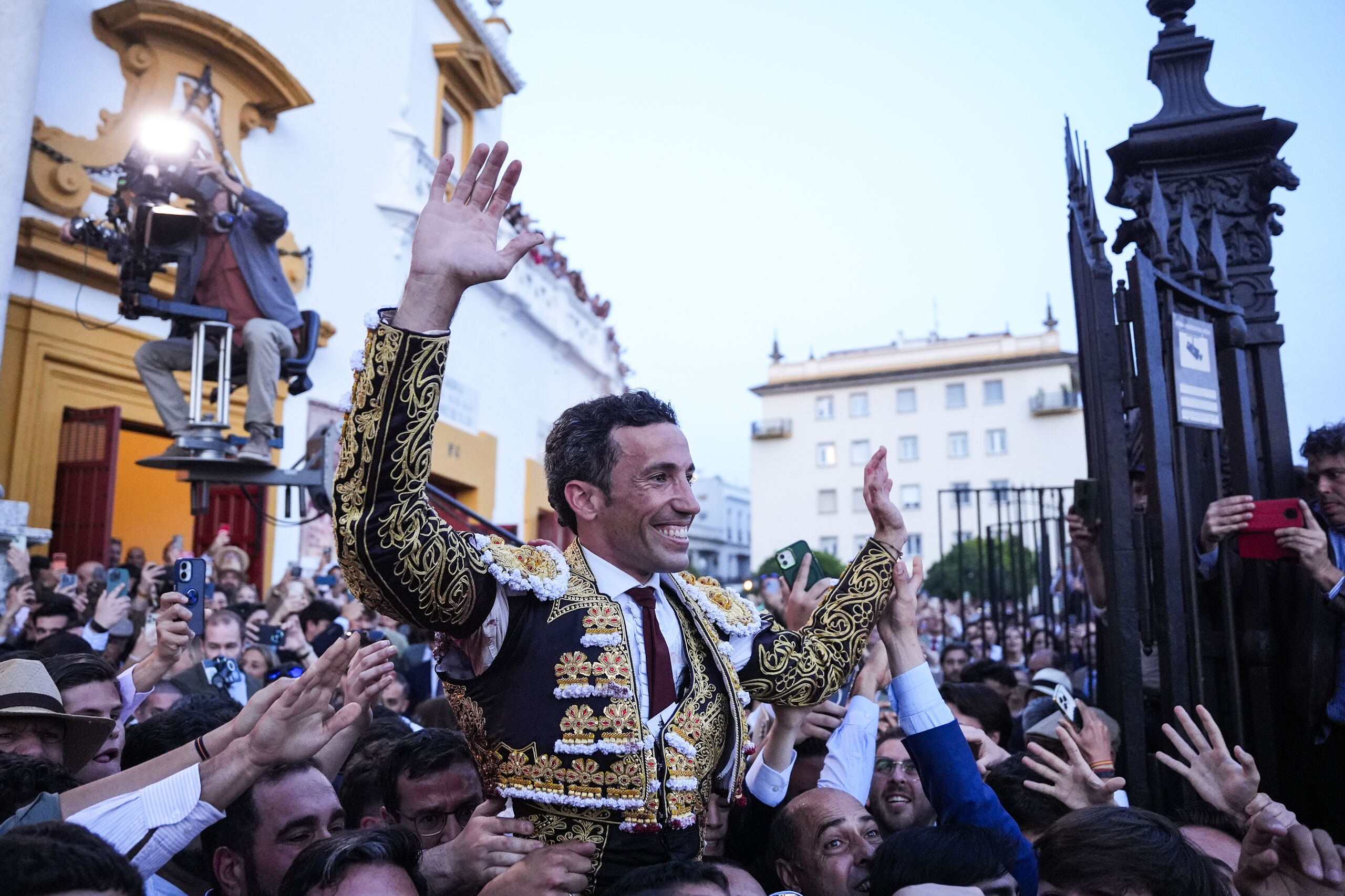 David de Miranda abre la Puerta del Príncipe en una Feria de Abril histórica: "A la gente le ha dado por ir a los toros"