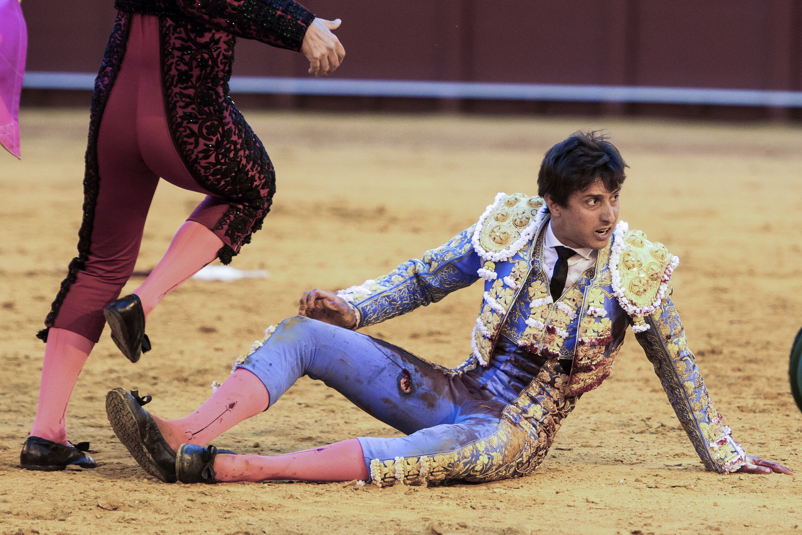 Roca Rey, cogido aparatosamente por el quinto toro de la tarde en Sevilla