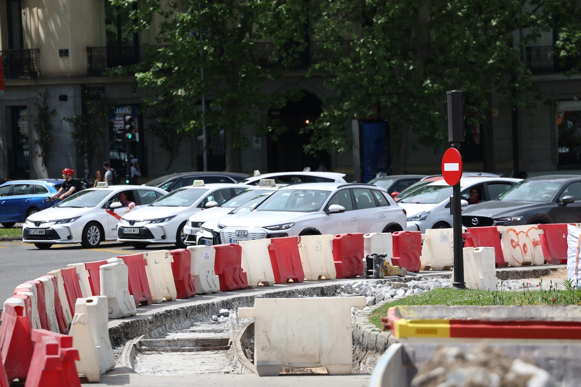 El destino definitivo de las vías del antiguo tranvía que afloraron en la Puerta de Alcalá