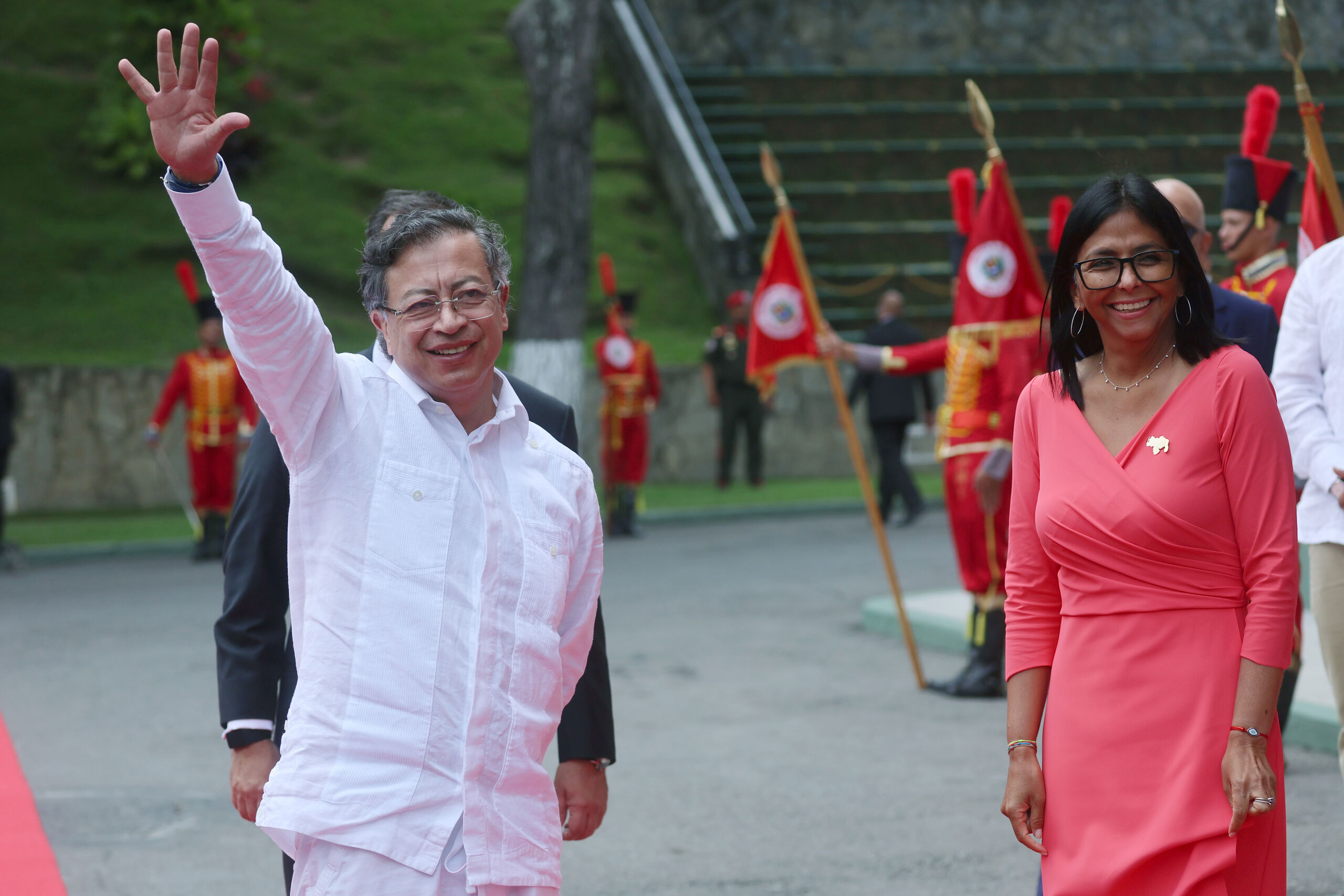Petro visita a Delcy Rodríguez con una comitiva "más bien militar, policial"