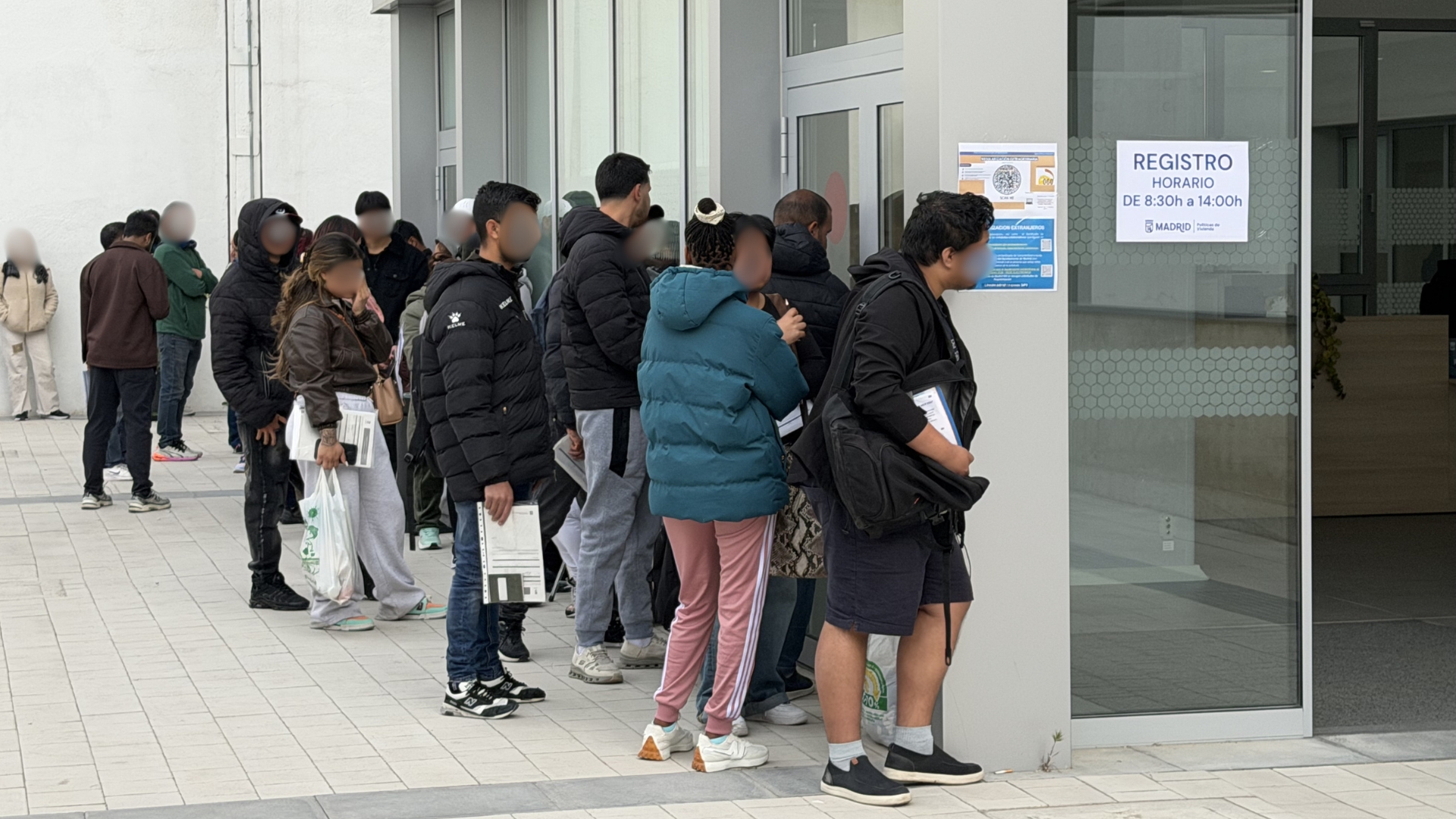 Una mañana junto al 'entramado' de las largas colas de inmigrantes en Madrid: de las listas pirata a las acampadas