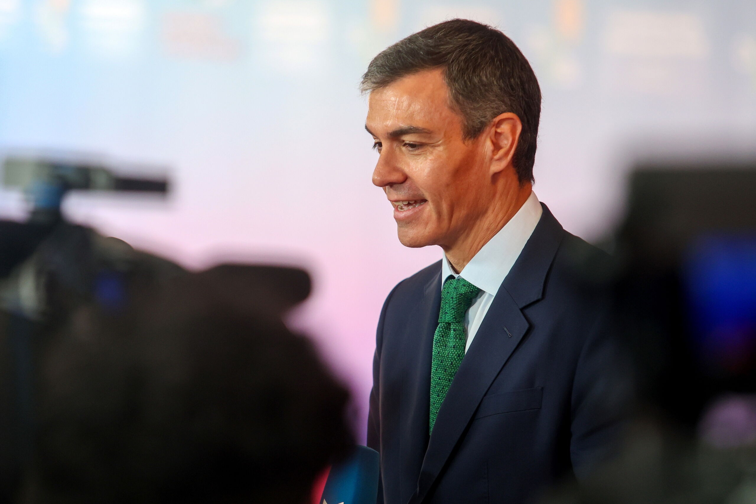 Sánchez rebaja la amenaza del Pentágono: "No trabajamos con emails"