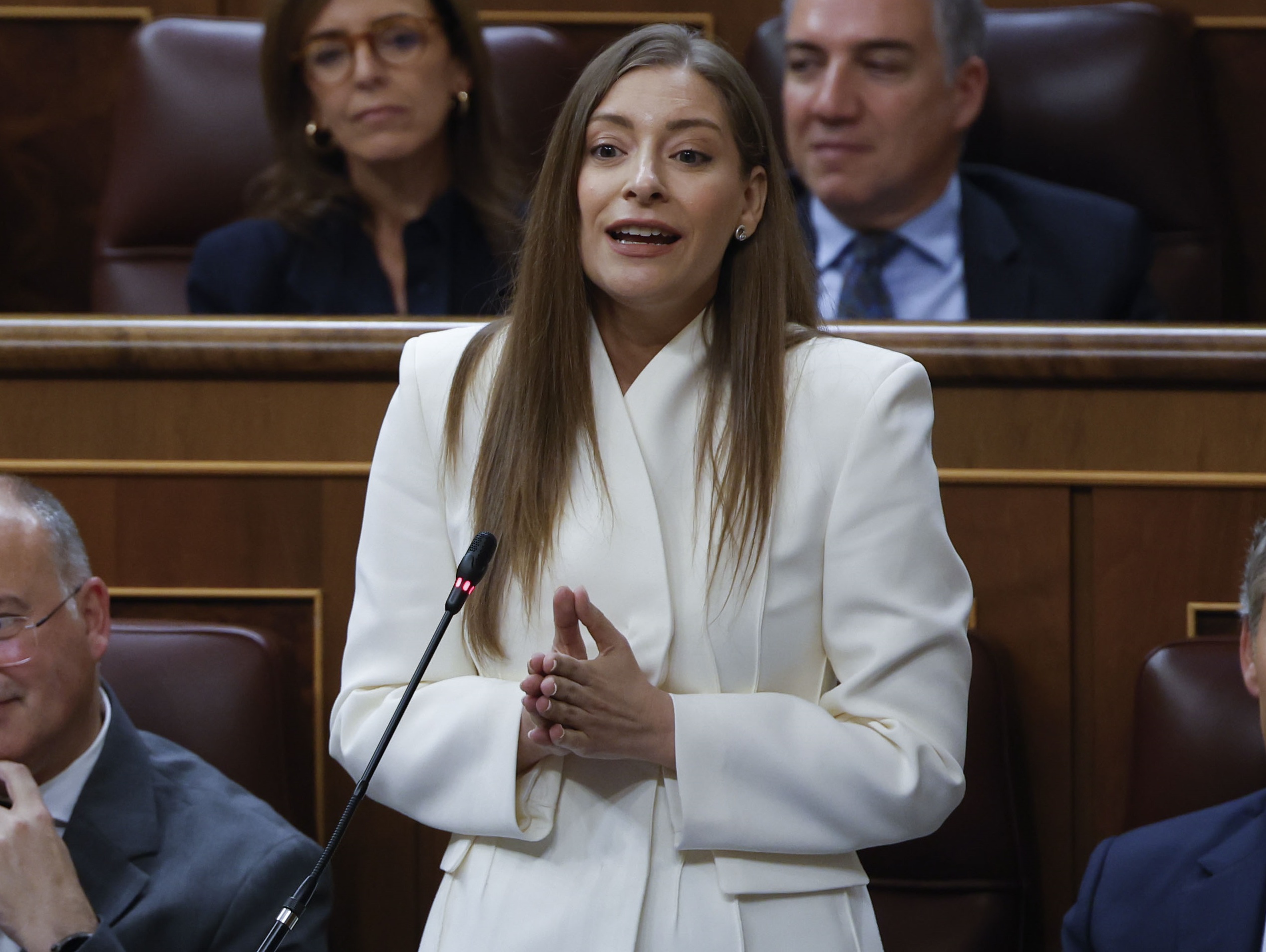 Ester Muñoz asegura que "cualquier persona razonable que lee" firmaría los pactos con Vox, incluido Juanma Moreno