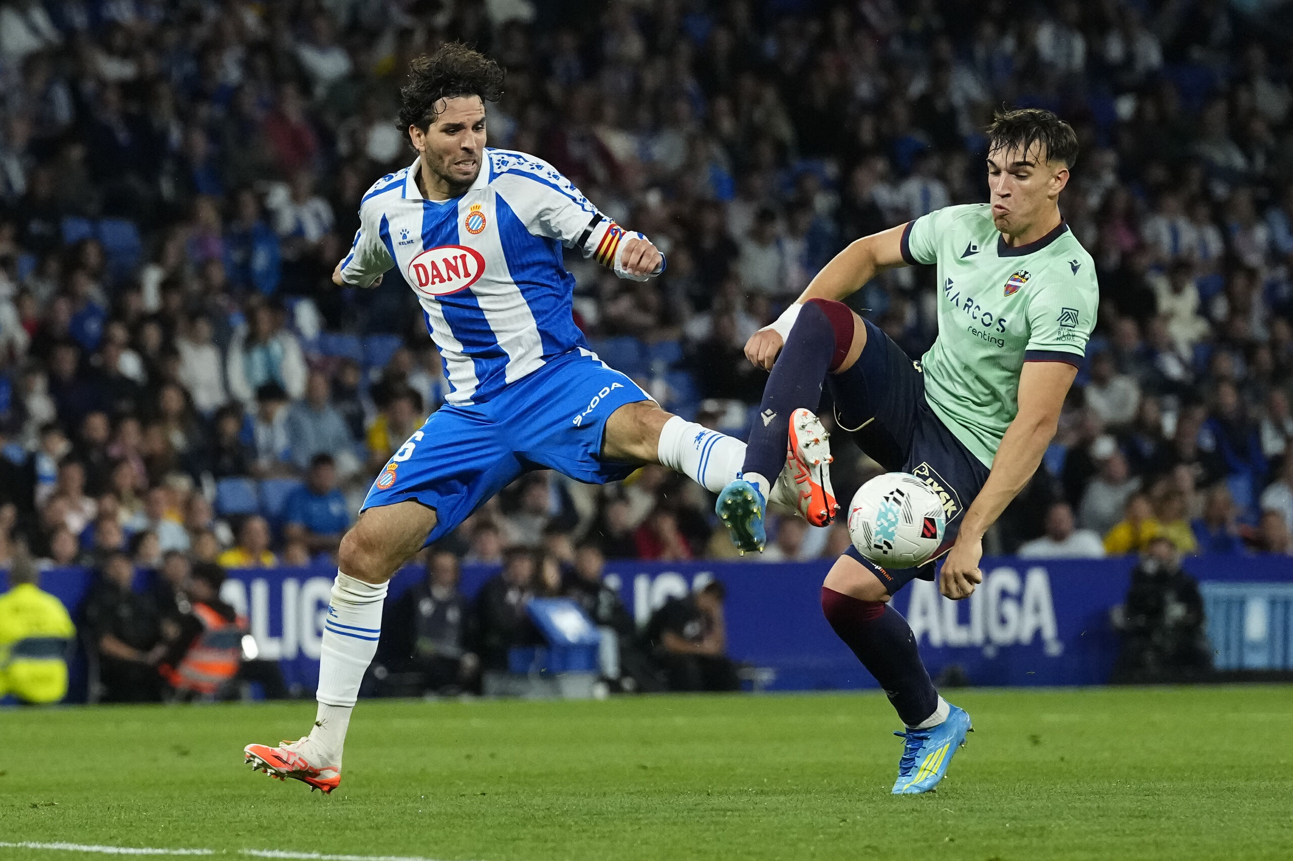 Dmitrovic y el larguero salvan del desastre al Espanyol ante un Levante que mantiene la fe (0-0)